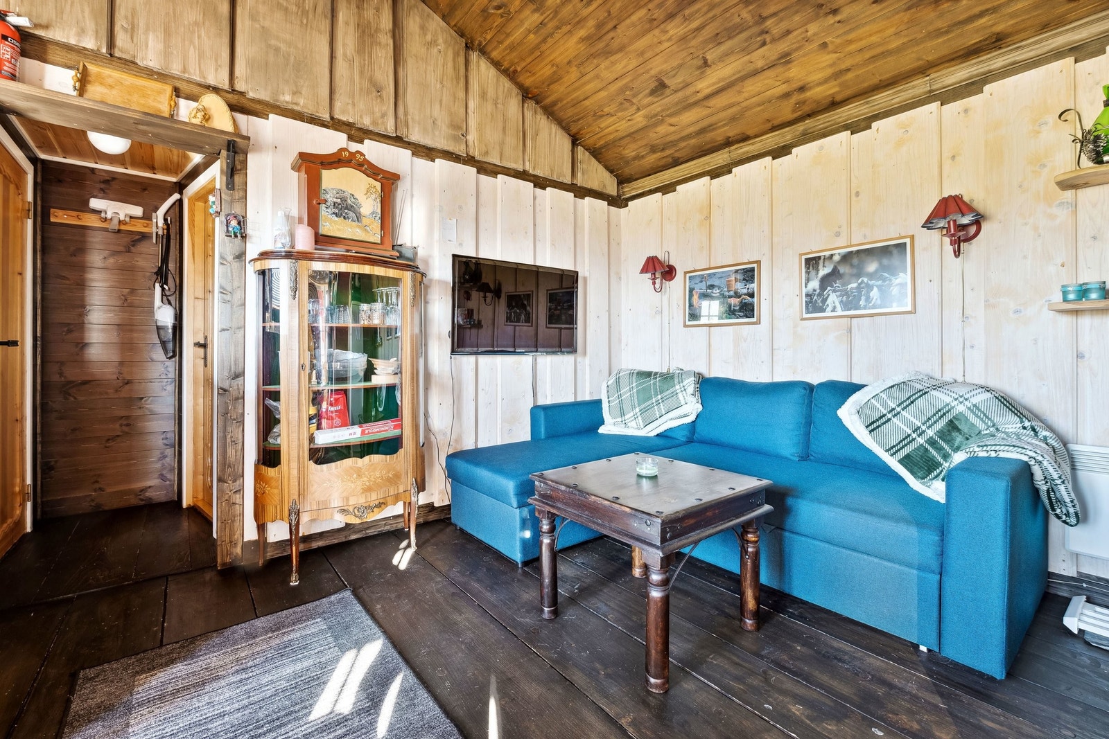 Stor-stuggu med stuekrok med sovesofa og plass til 2 personer. Annekset har eget bad med toalett og dusj. det har eget soverom med plass til 4 personer. Galleribilde