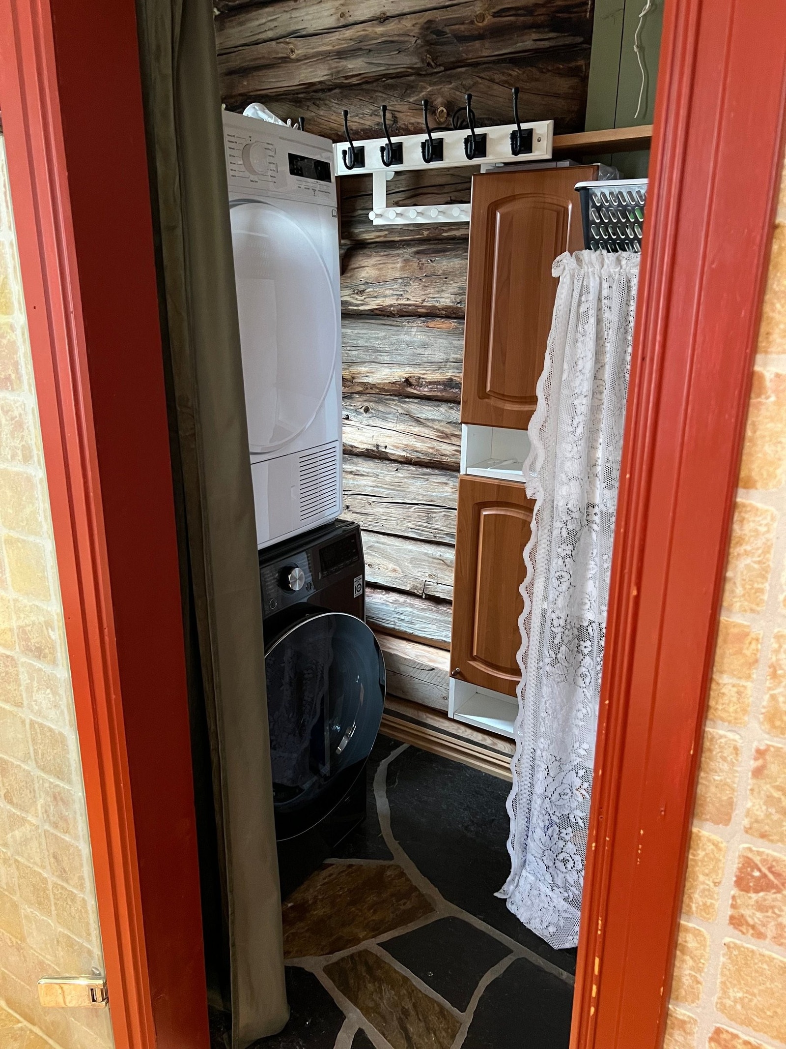 eget rom for vaskemaskin/tørketrommel tilhørende badet Galleribilde