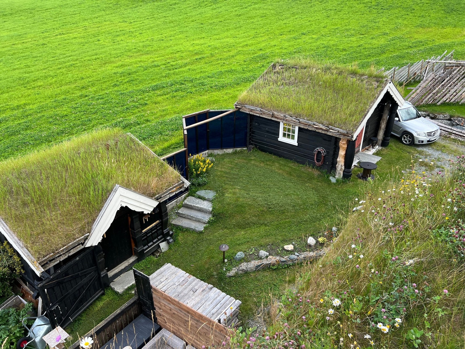 Litj-stuggu til høyre. Hær er det lagt opp til å installere Jacuzzi mellom bod og Litj-stuggu. Det er satt opp en blå glassvegg ..."the Blue lagoon" Galleribilde