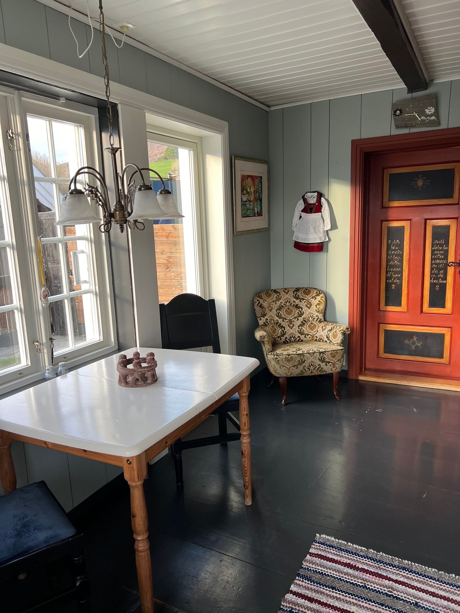 Hær kan man sitte i ro og fred og nyte utsikten ut mot Storehornet og bondelandskap Galleribilde