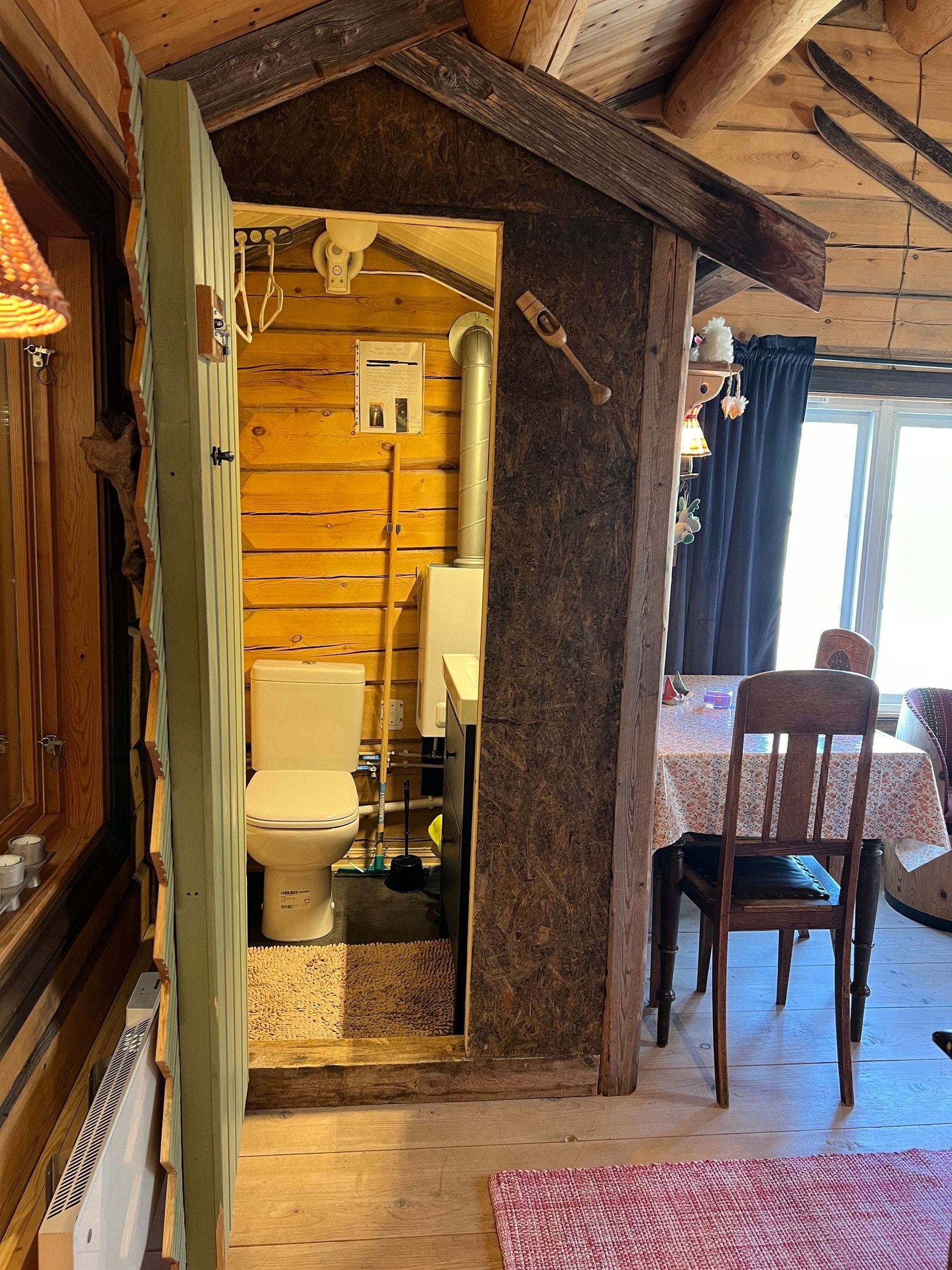 eget toalett med vask. Galleribilde