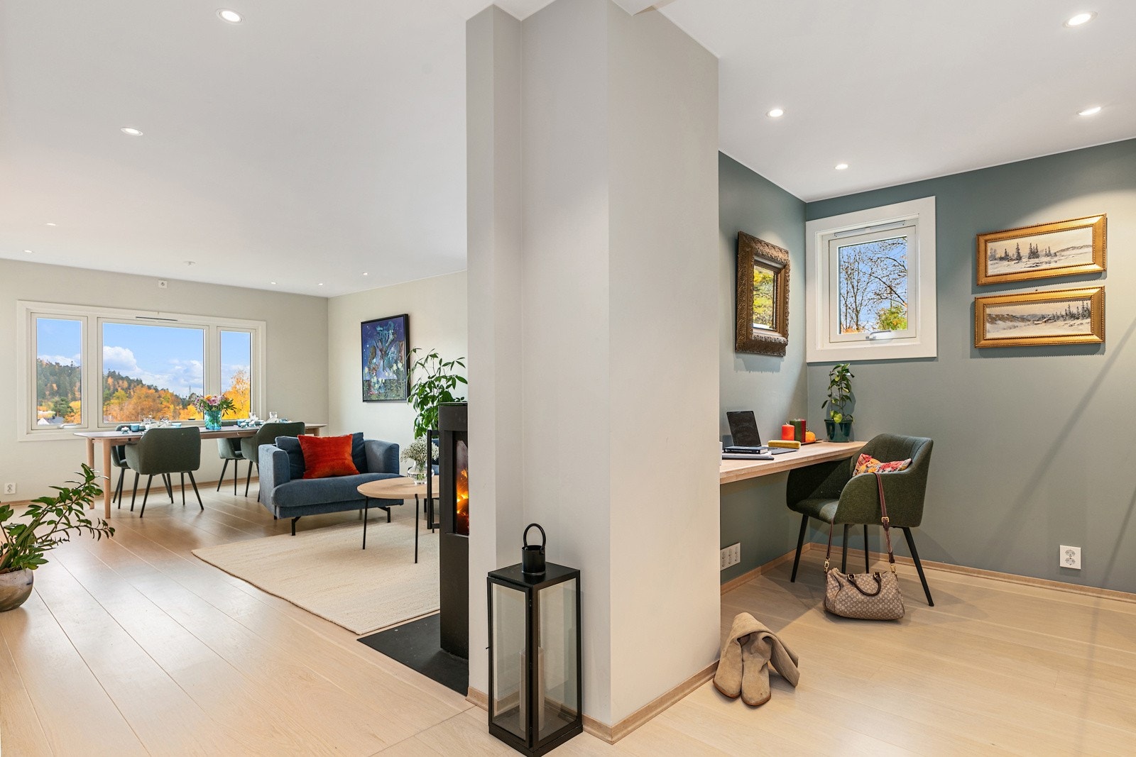 I forlengelsen av gang/entré er det etablert et rom innredet med kontorplass og en stor skyvedørsgarderobe Galleribilde