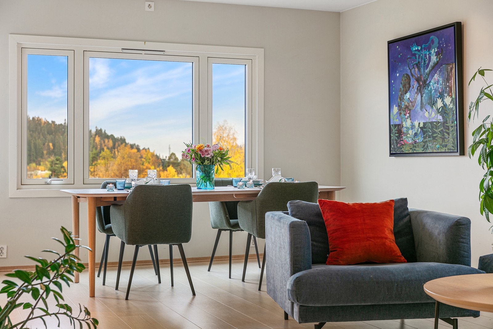 Spisestue er etablert ved vindu med utsikt Galleribilde