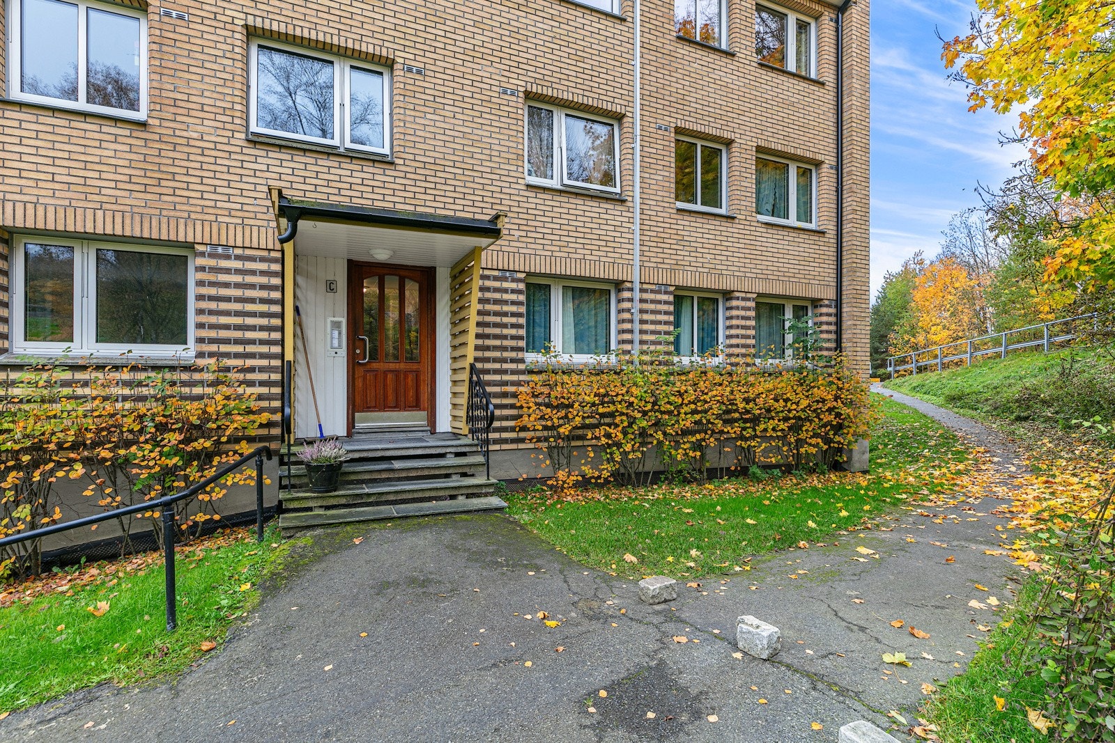 Leiligheten i Conradis vei 6C har adkomst via et felles overbygget inngangsparti Galleribilde