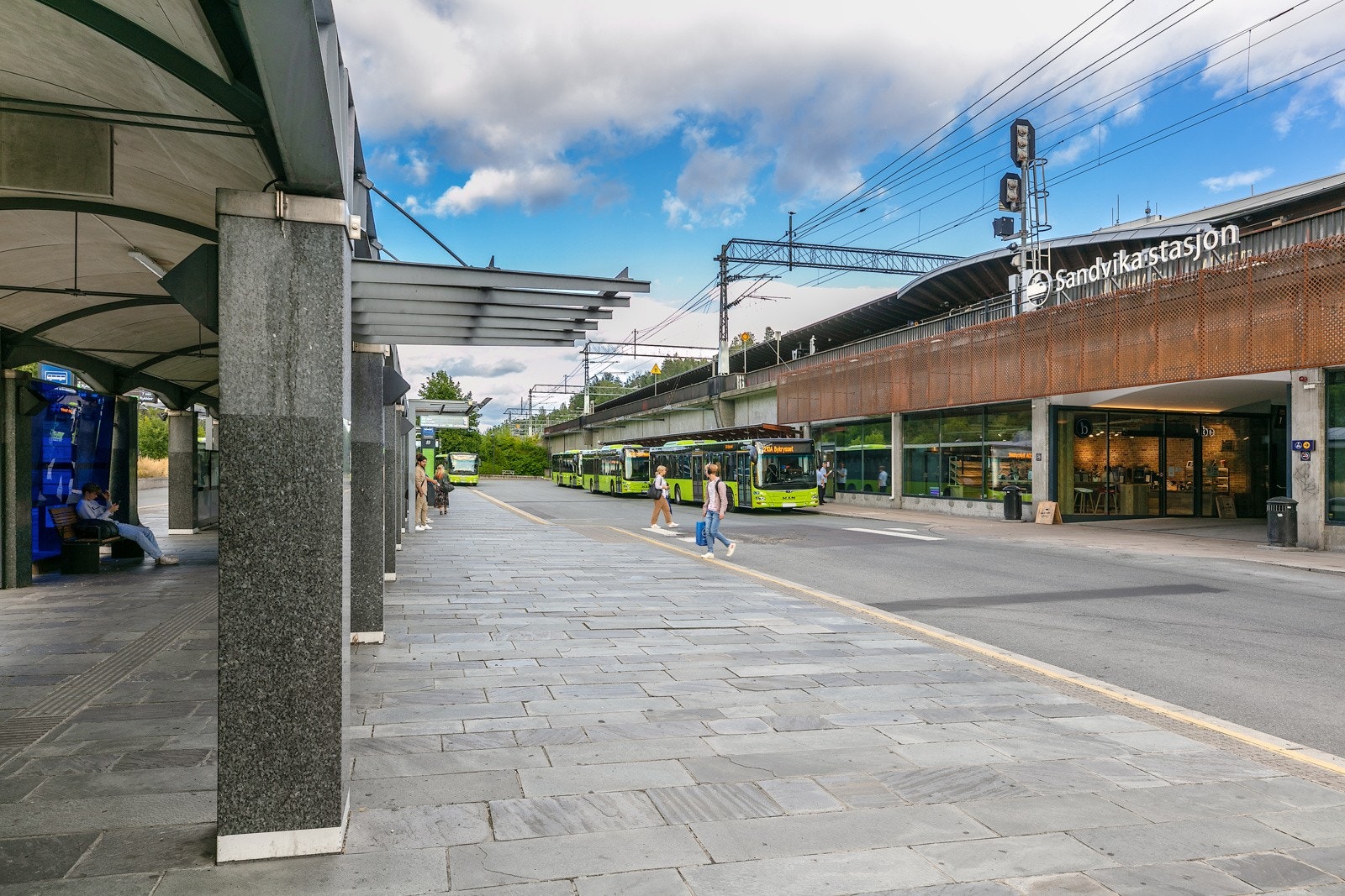 Fra boligen er det 140 meter til bussholdeplass, og kun 1,5 km til Sandvika bussterminal Galleribilde