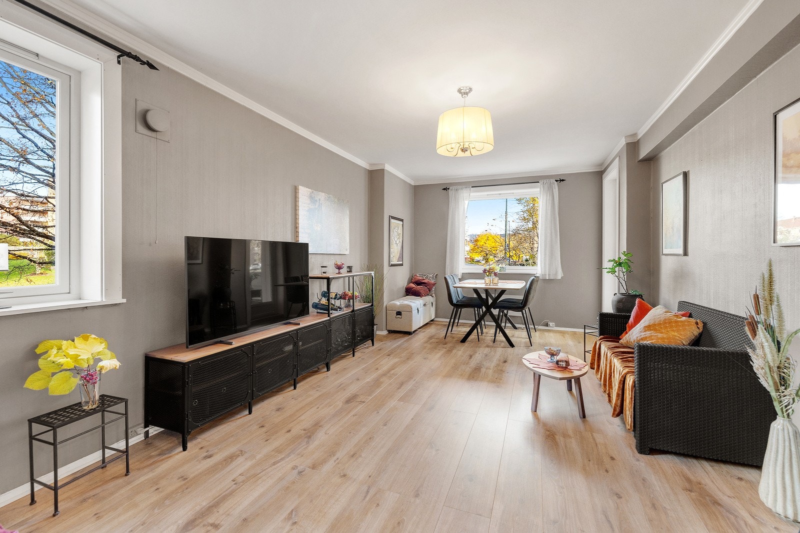 Her har man vinduer på to sider som slipper inn rikelig med naturlig lys! Galleribilde