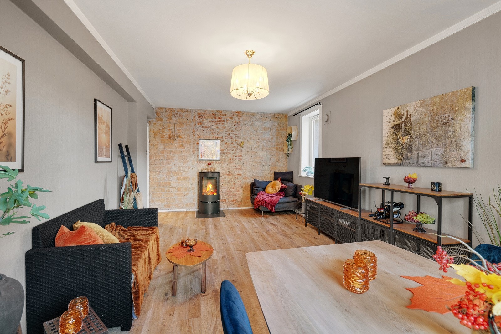 Lys og flott stue med sjarmerende og tidsriktige overflater. Galleribilde