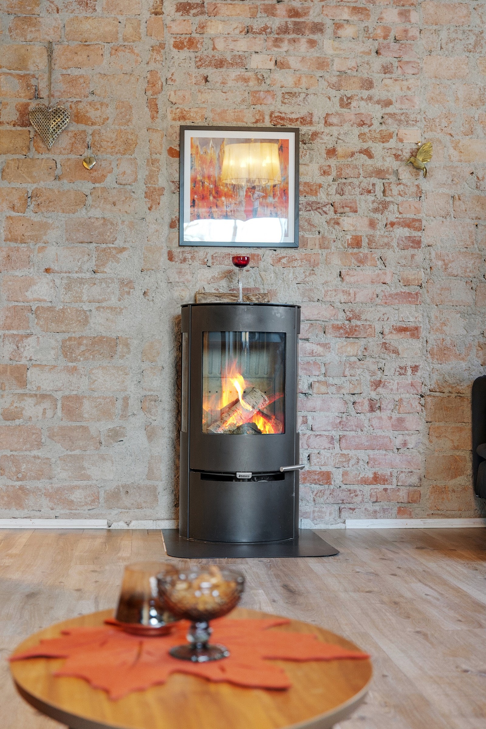 Ene stueveggen er av malt mur og gir stuen er unikt særpreg. Galleribilde