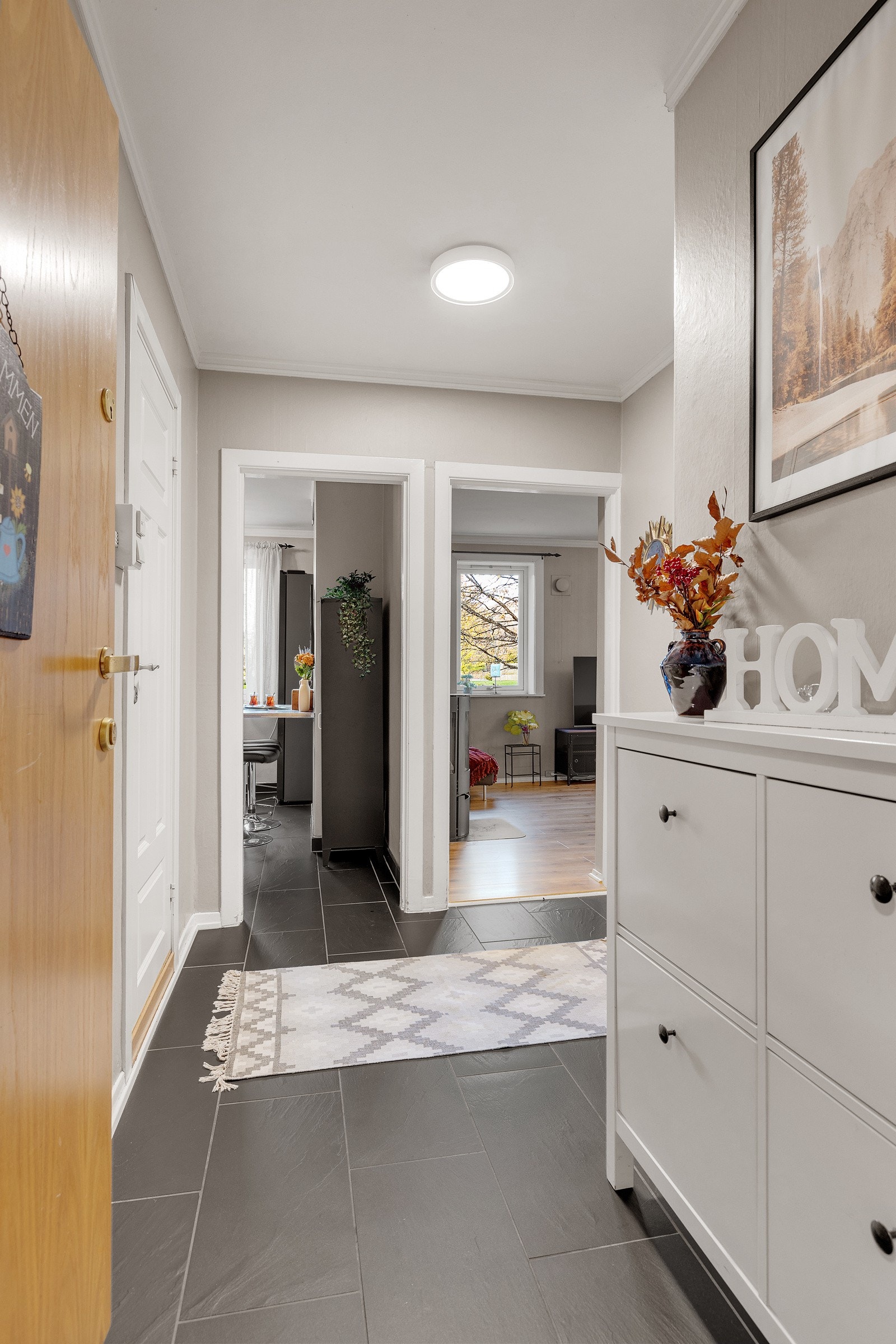 Gangen fungerer som boligens knutepunkt med videre adkomst til øvrige rom. Galleribilde