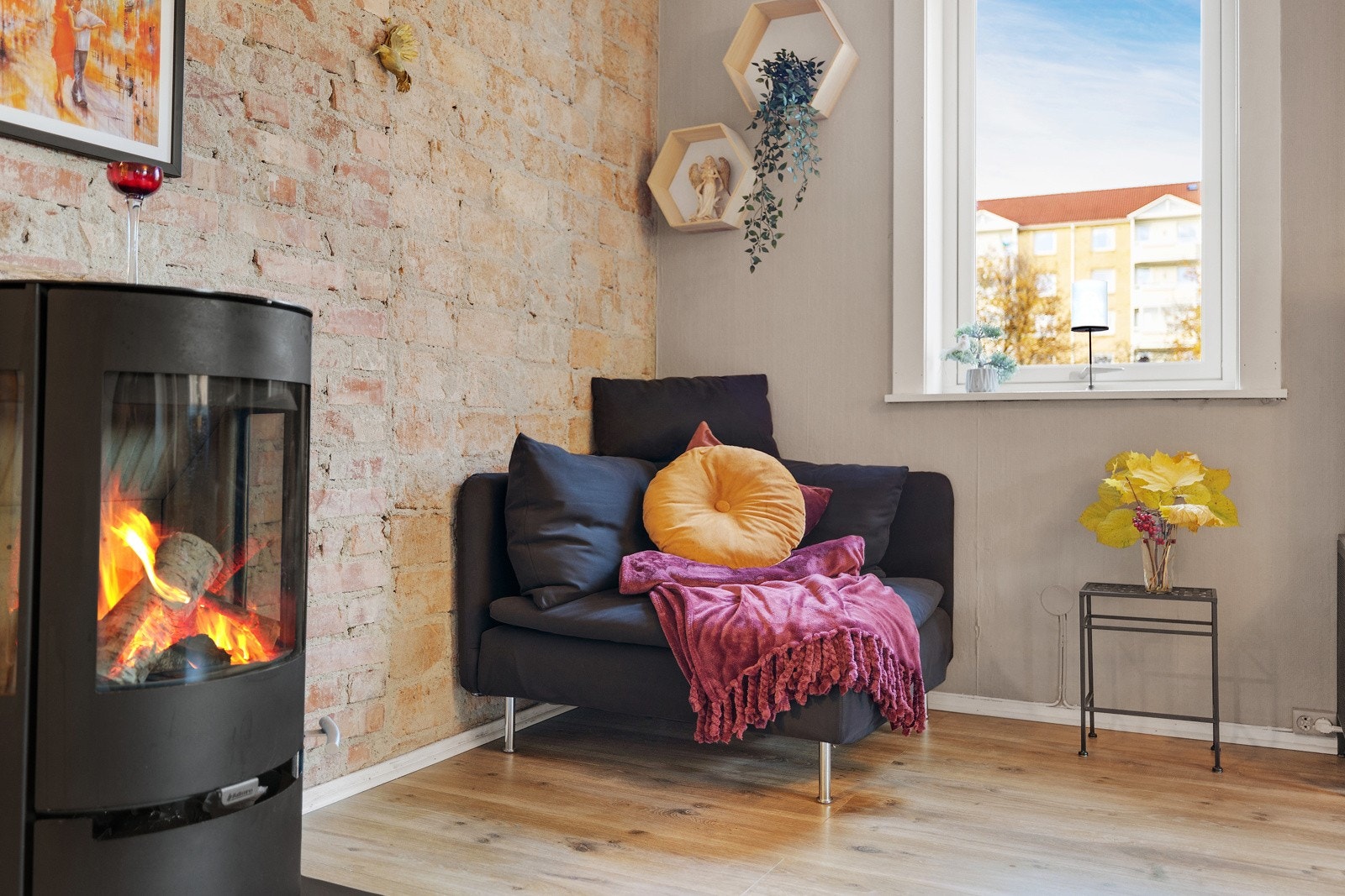 Stuen er utsmykket med en flott peisovn som gir godt med varme og skaper en lun atmosfære. Galleribilde