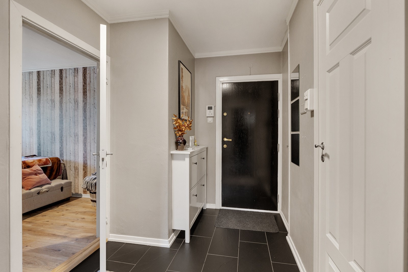 Entréen/gangen er flislagt og har god lagringsplass i innvendig kott. Galleribilde