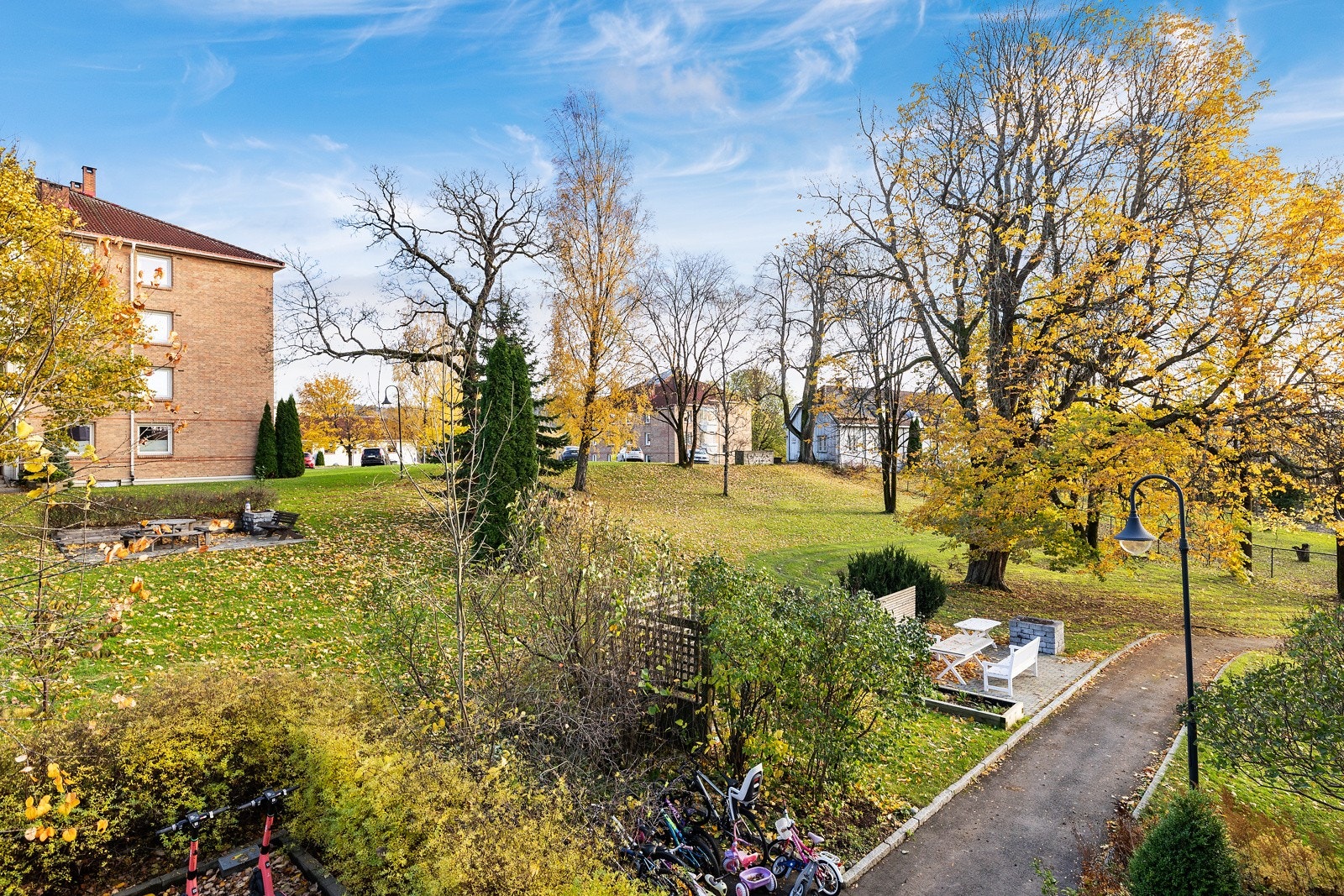 Borettslaget består av 537 andesleiligheter fordelt på 31 bygninger. Galleribilde