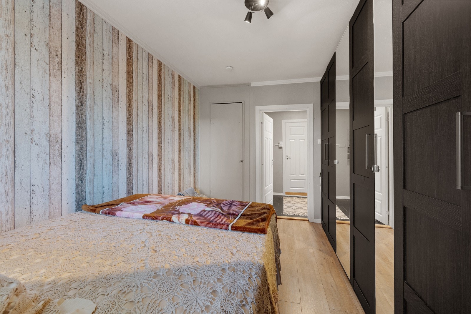 Soverommet har rikelig med garderobeskap! Galleribilde