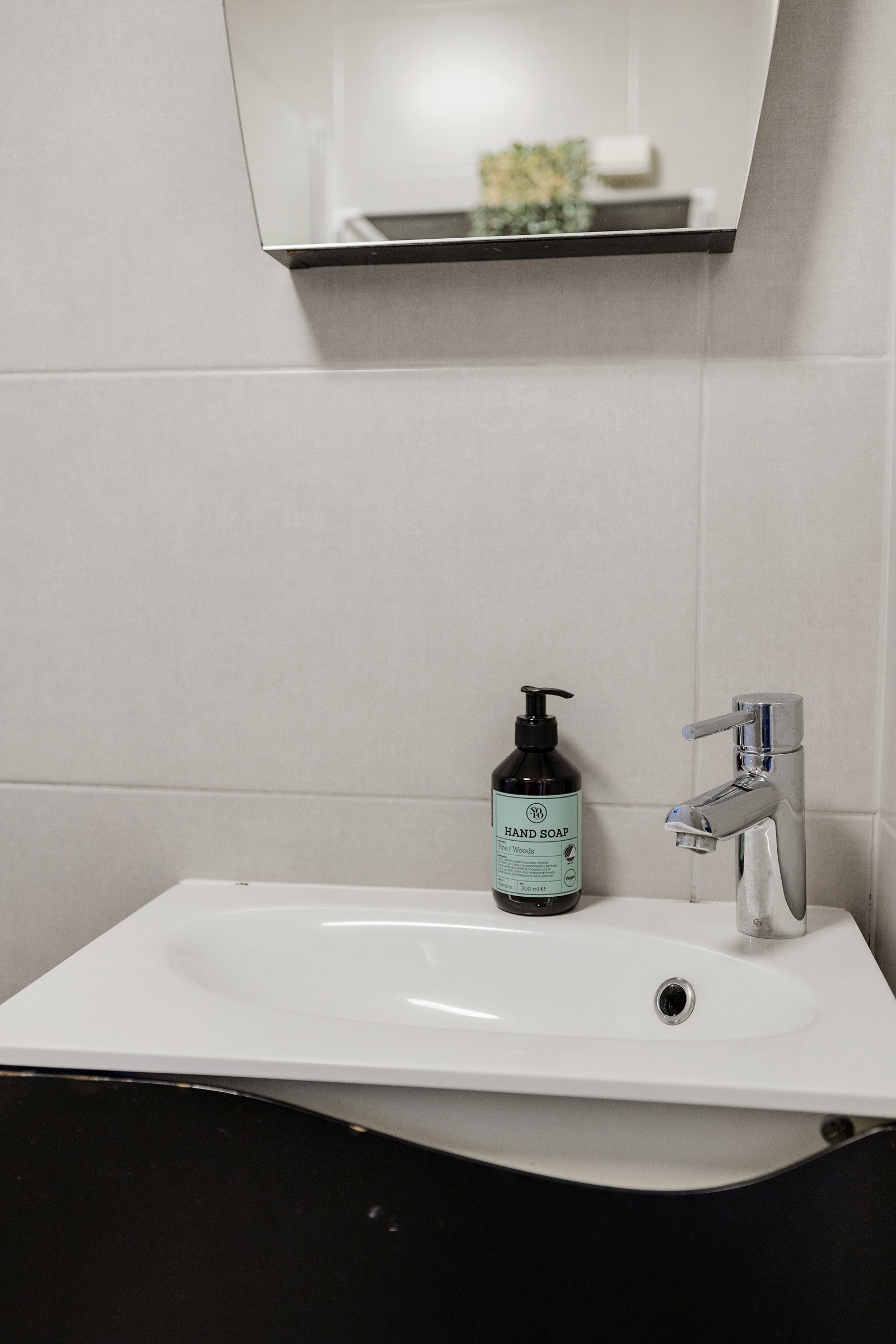 Badet har moderne baderomsmøbler. Galleribilde