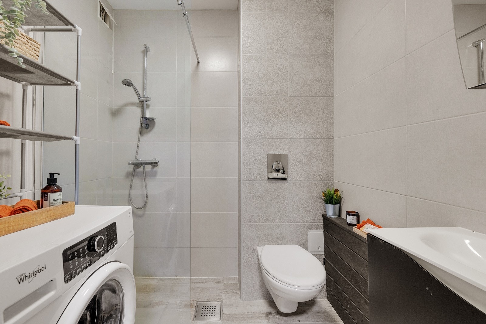 Lyst og delikat bad fra 2002. Det er lagt flis på flis i 2016. Galleribilde