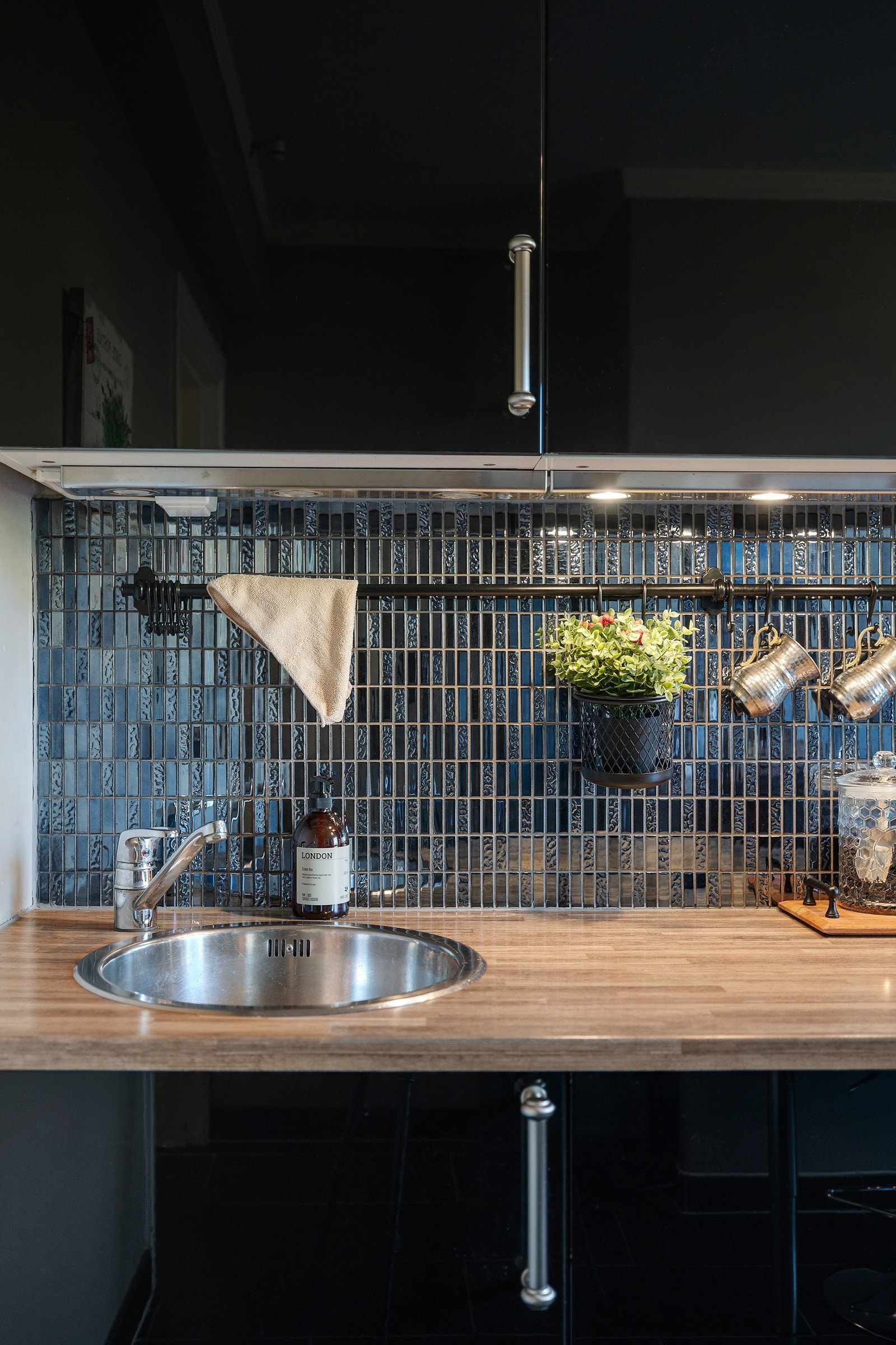 Stilige fliser mellom benk og overskap. Galleribilde