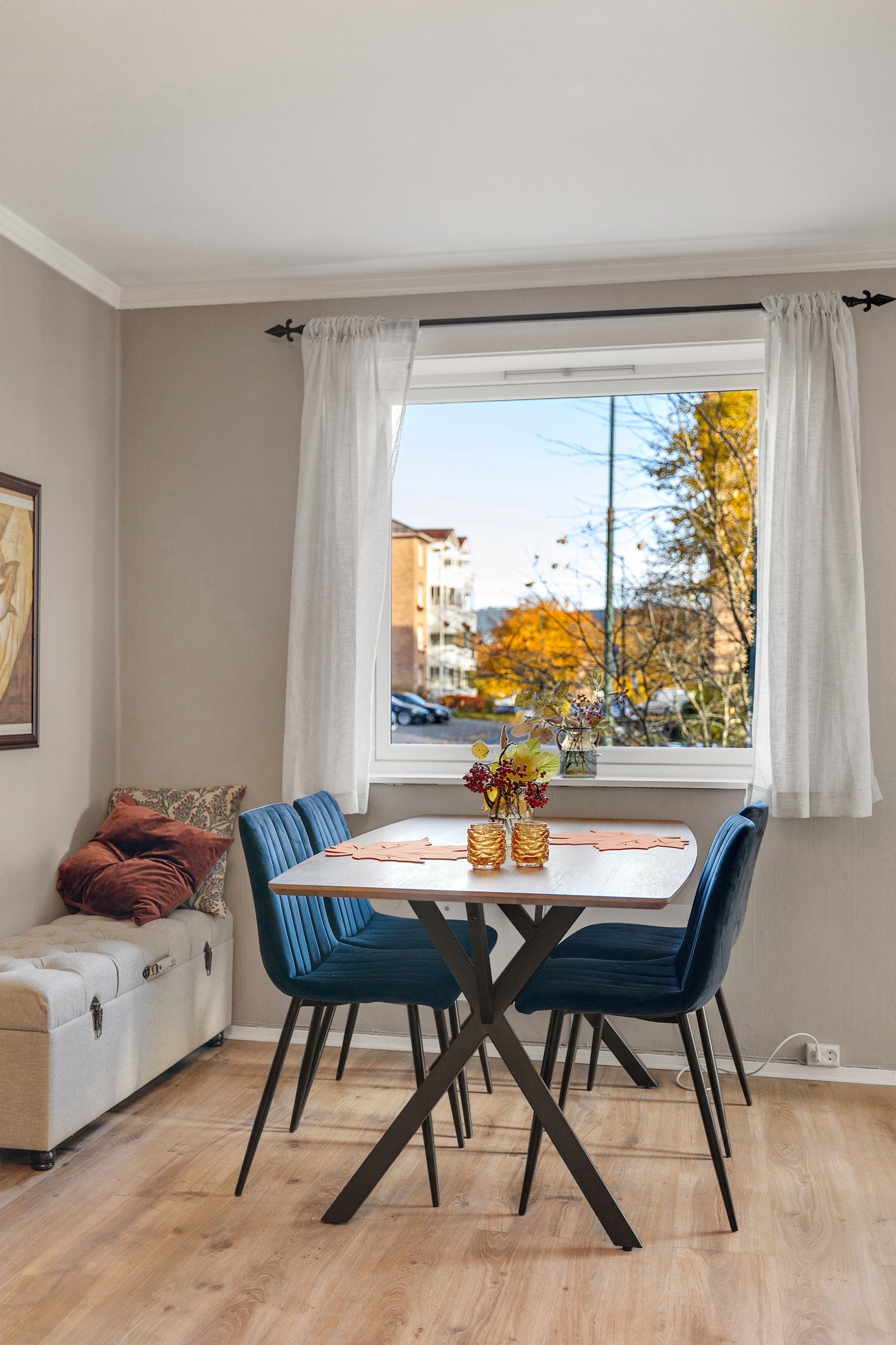 Koselig spiseplass badet i naturlig lys ? det perfekte stedet for morgenkaffen eller en hyggelig middag. Galleribilde