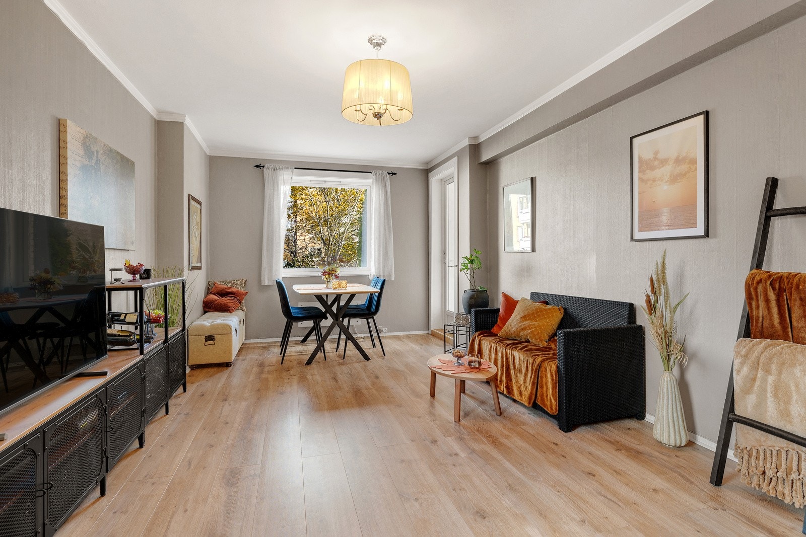 Det er god plass til sofagruppe og medievegg. Galleribilde