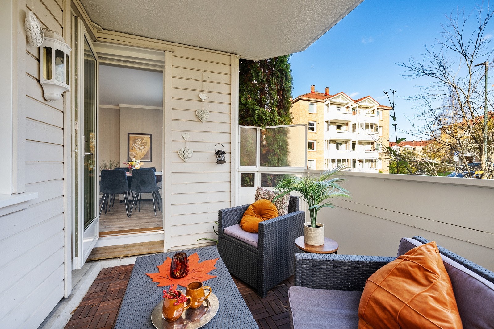 Svært hyggelig balkong med god plass for sittegruppe og diverse beplantning. Galleribilde