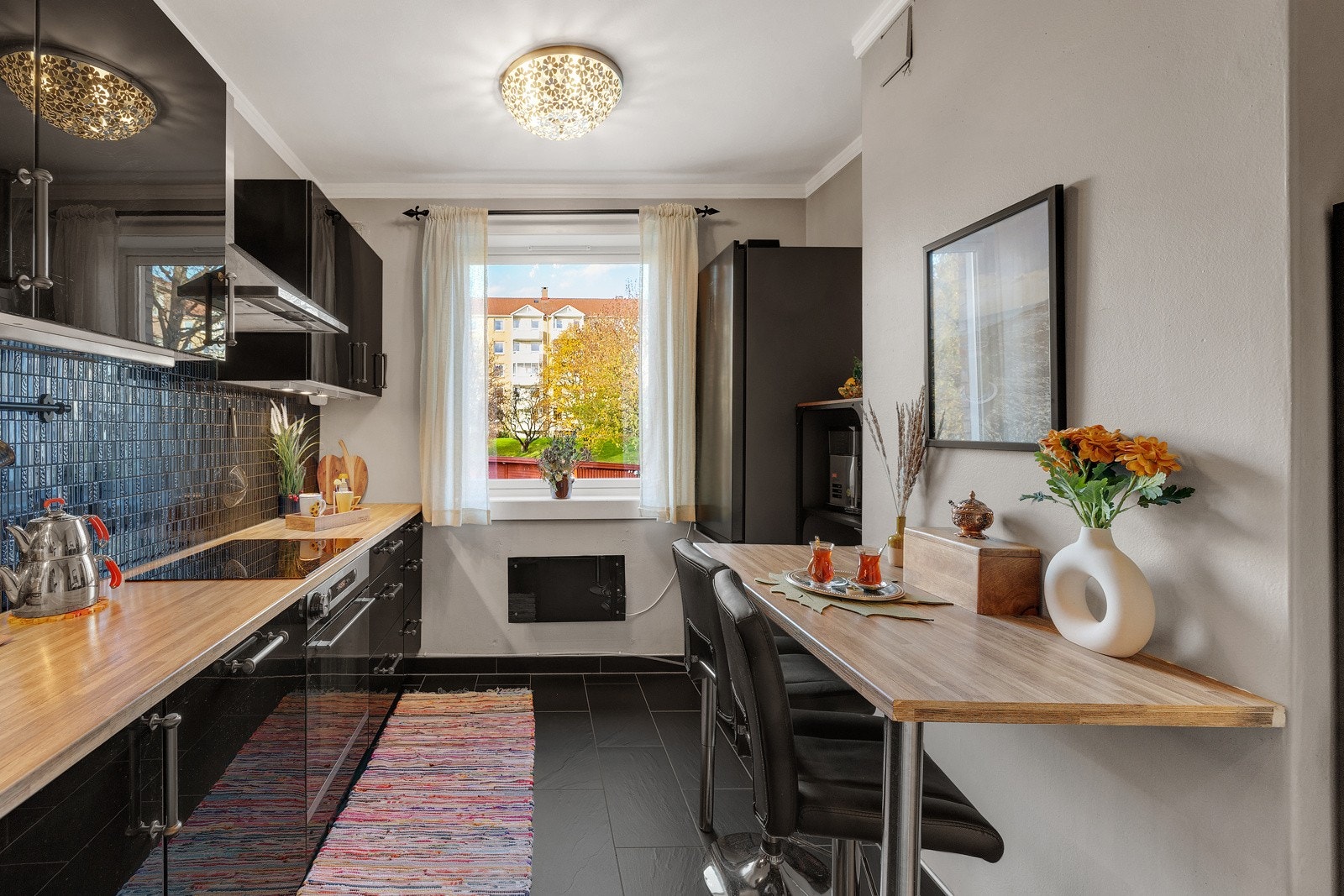 Kjøkkenet er meget romslig, og kan enkelt omgjøres til soverom ved å flytte kjøkkenet til stuen hvis man ønsker det. Galleribilde