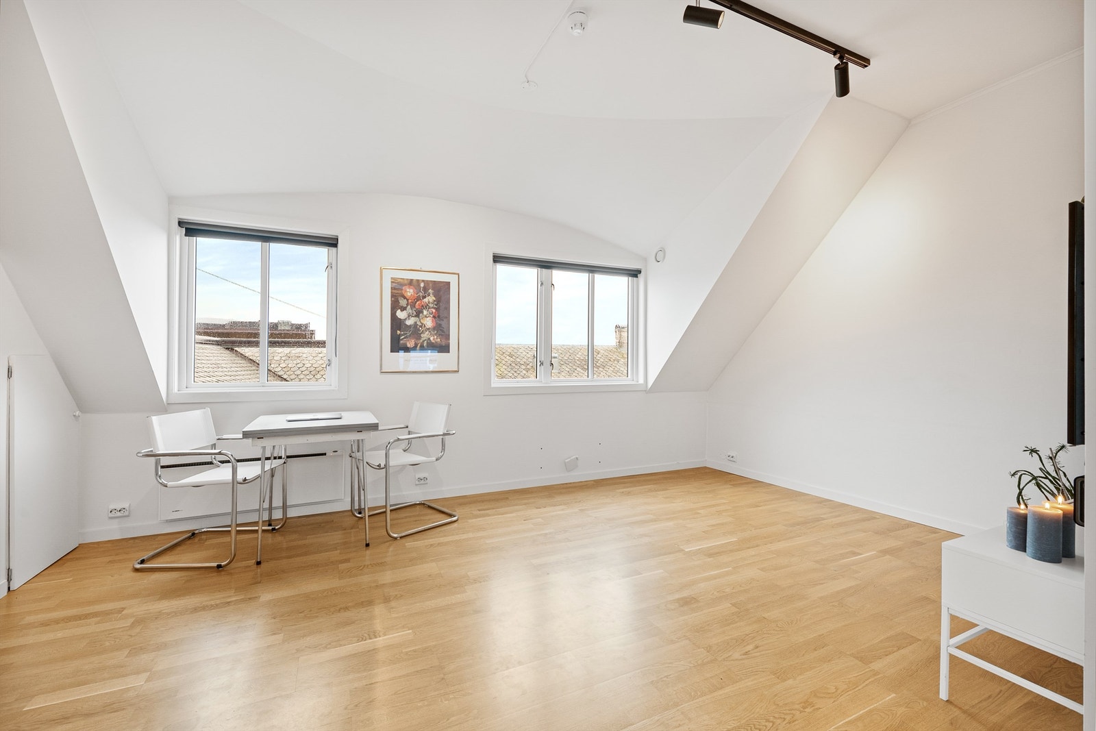 Lys og luftig stue med gode vindusflater Galleribilde