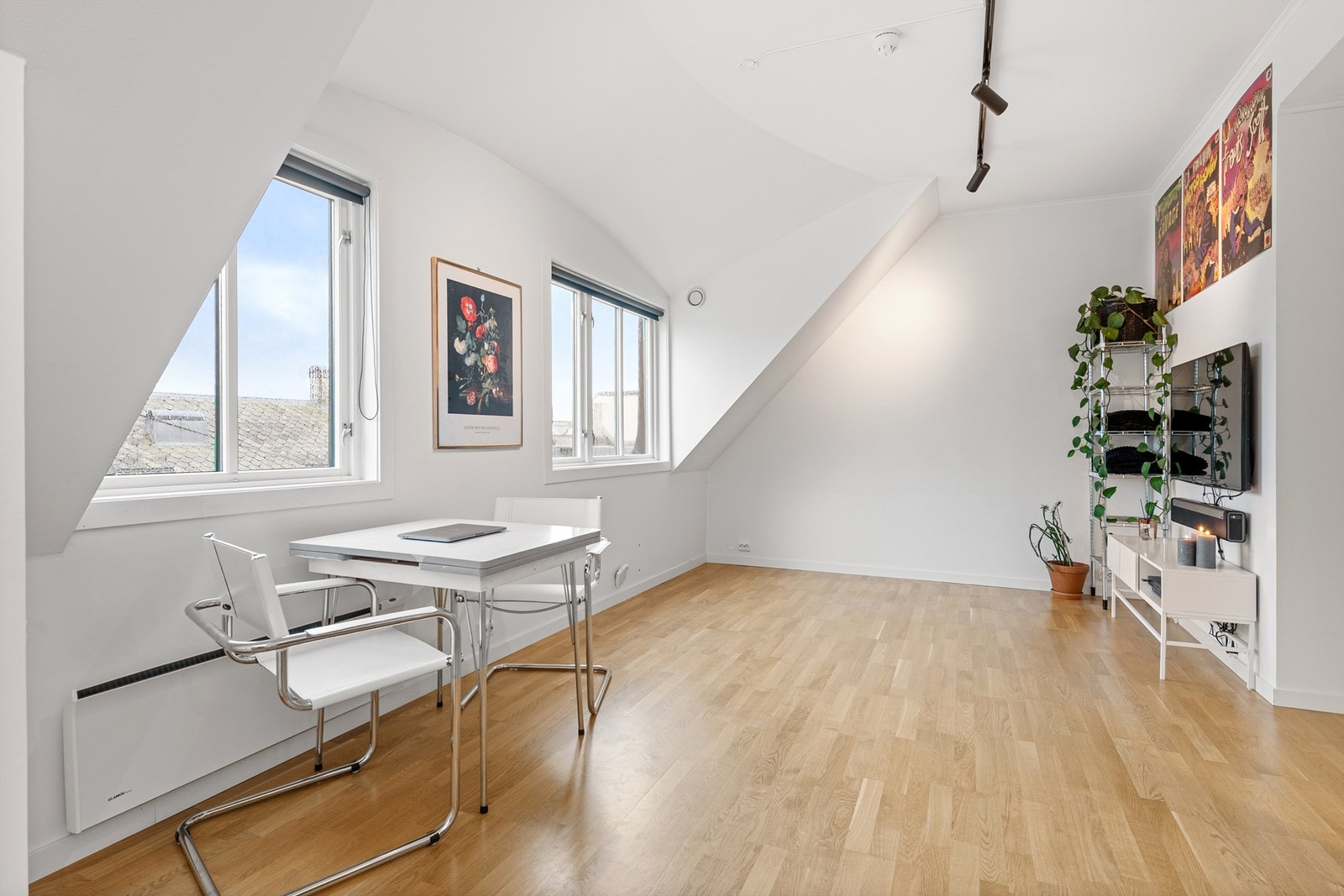 Det er listefritt i tak og parkett på gulvet Galleribilde