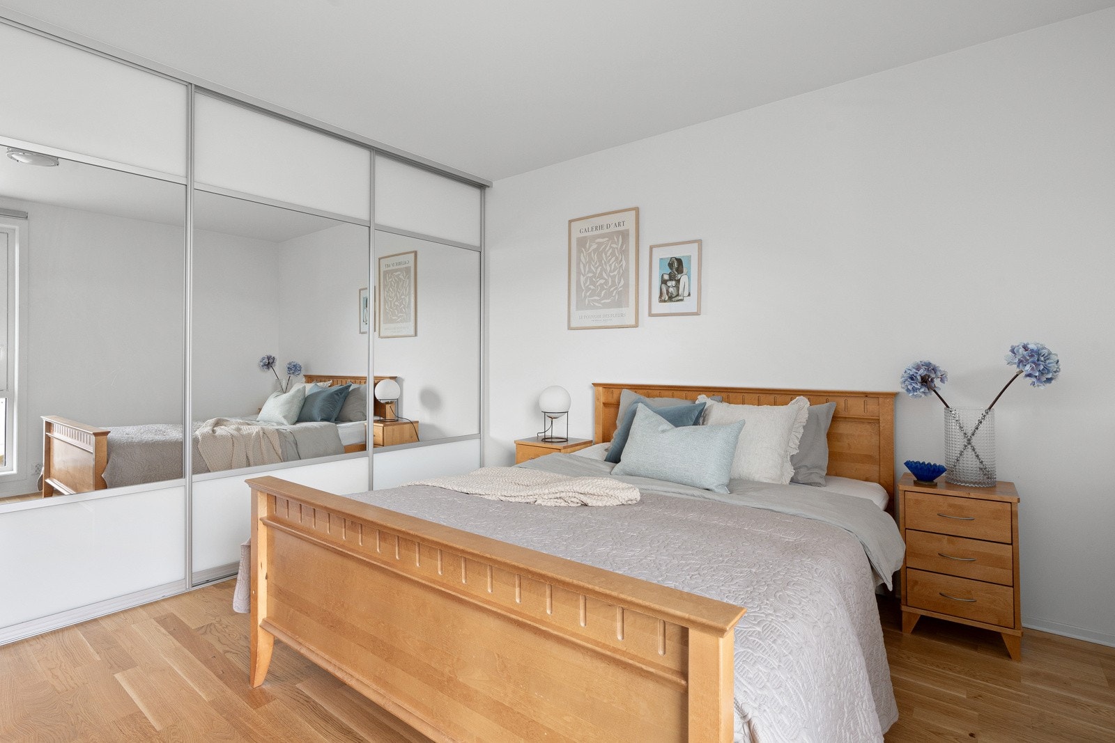 Stor skyvedørsgarderobe på soverommet. Galleribilde