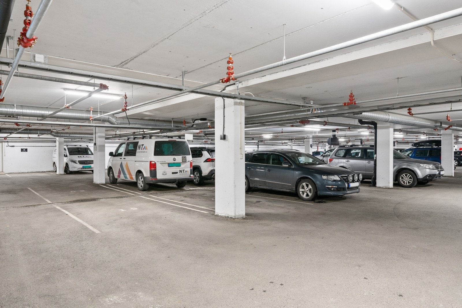 Parkering i garasjeanlegg. Parkeringsanlegget er klargjort for montering av elbil-lader. Galleribilde