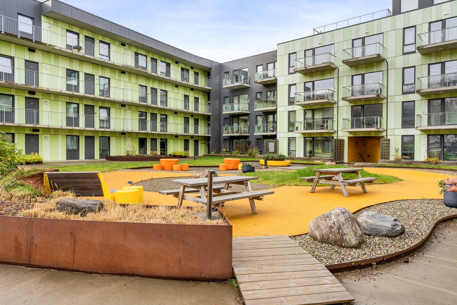 Borettslaget har (sjeldne) fasiliteter som treningsrom, to gjestehybler, to elbiler som kan lånes, garasje, sykkelstativ og pent opparbeidede uteområder. Galleribilde