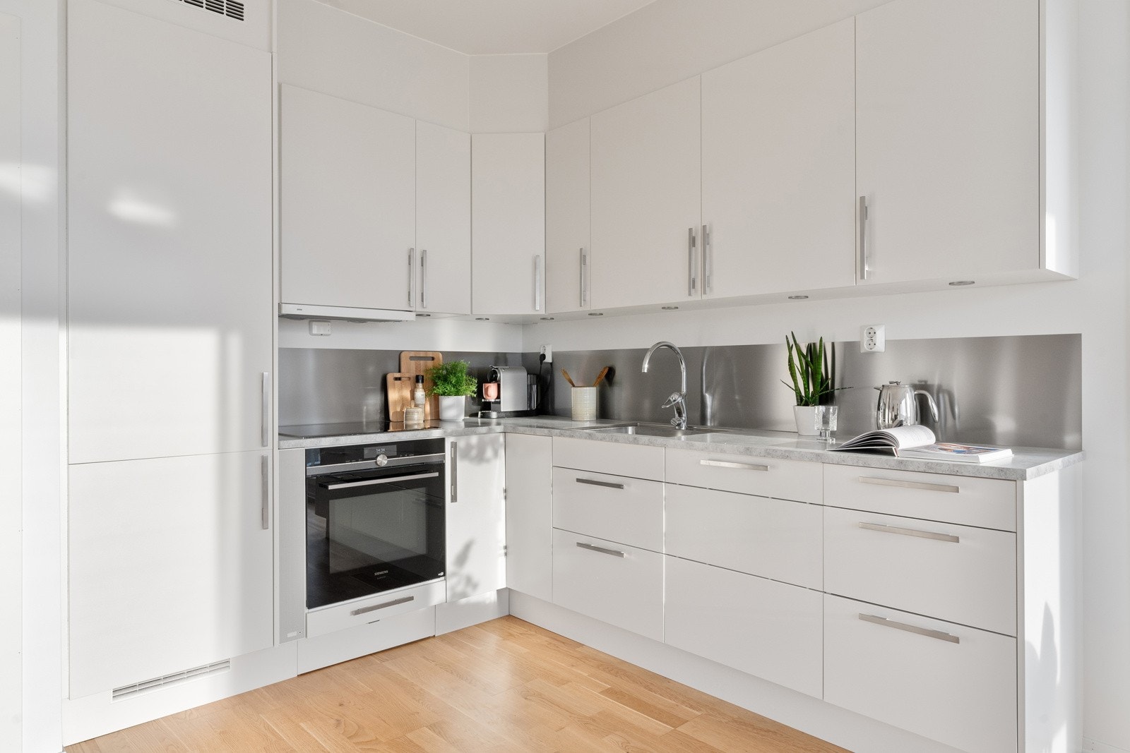 Integrerte hvitevarer som kjøl/frys, oppvaskmaskin, komfyr og platetopp. Hvitevarene er oppgradert utover standard leveranse. Galleribilde