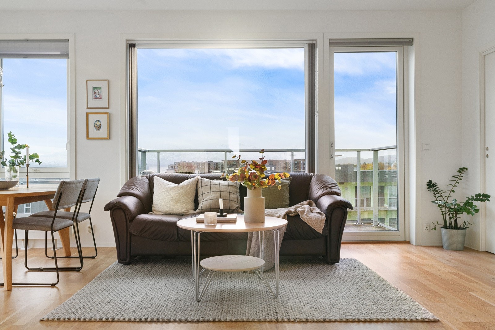 Den gode takhøyden og store vindusflater på to sider bidrar til en god romfølelse og nydelige lysforhold. Galleribilde