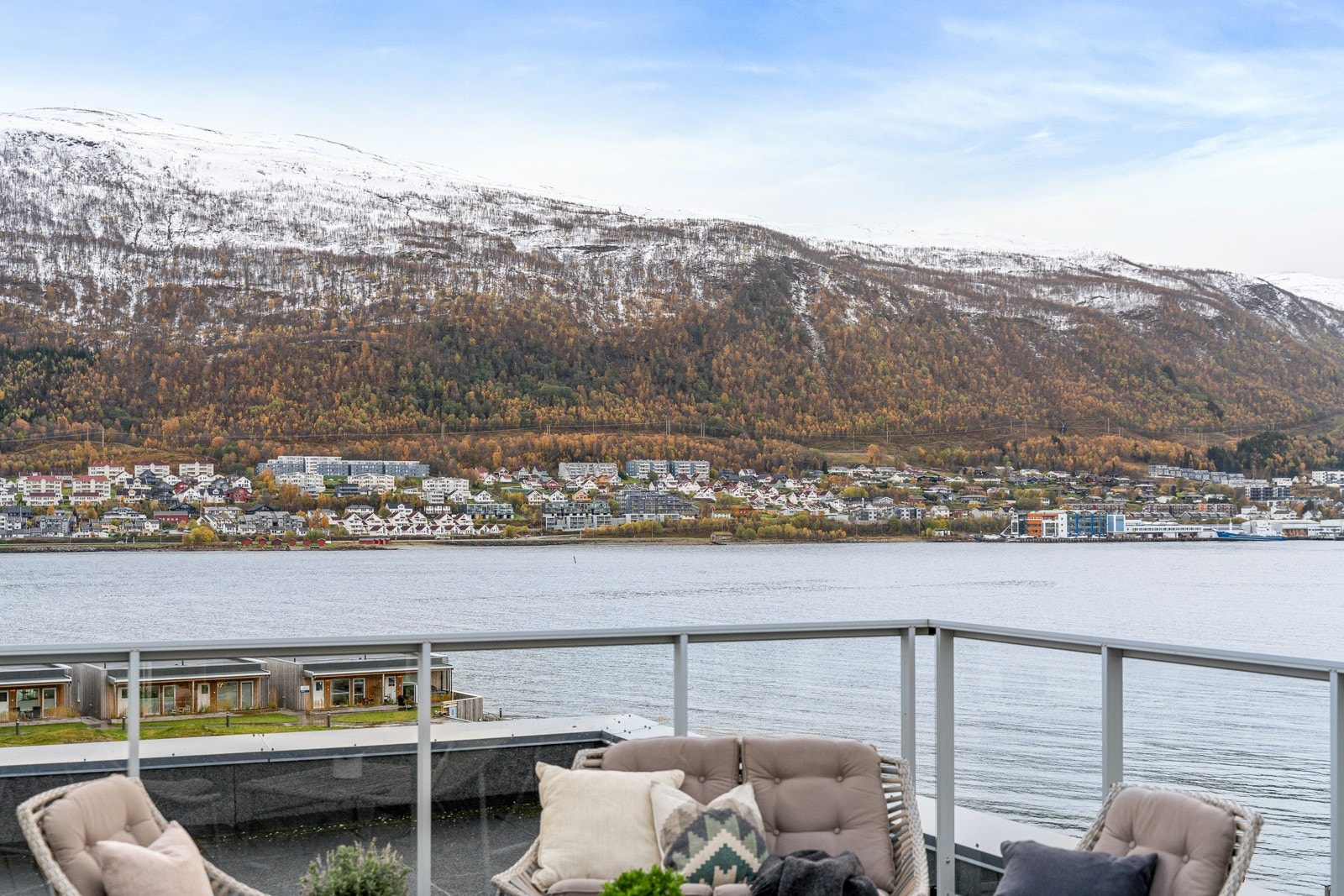 Her kan man flytte seg etter sola, og nyte den nærmest hele dagen. Galleribilde