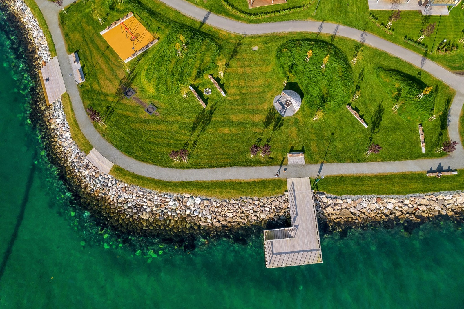 Nærområdet byr på meget fine tur- og aktivitetsområder. Gåavstand langs sjøen til både Sentrum og Telegrafbukta. Galleribilde