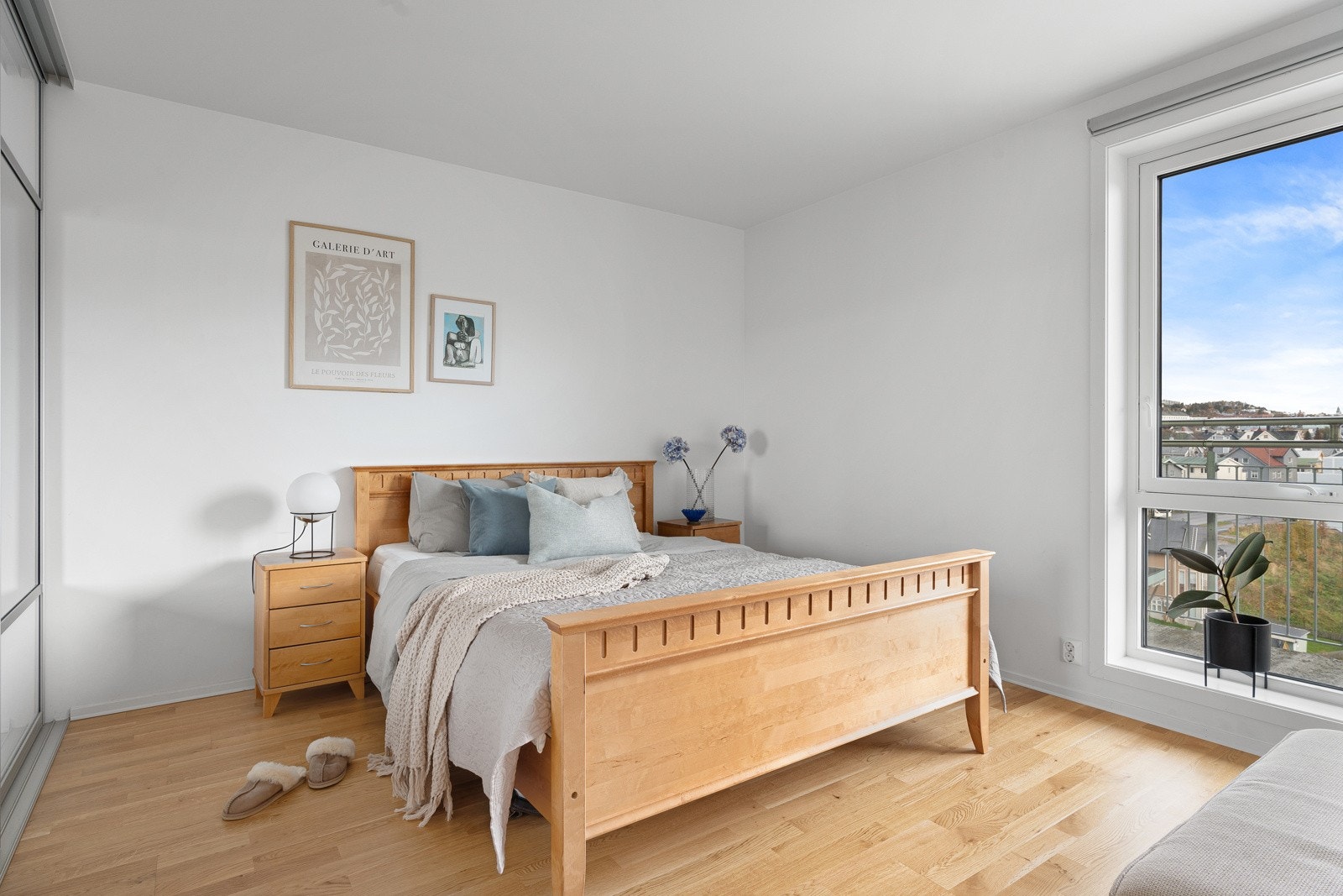 Leiligheten har to gode soverom. Hovedsoverommet er av god størrelse med plass til dobbeltseng og tilhørende nattbord. Galleribilde