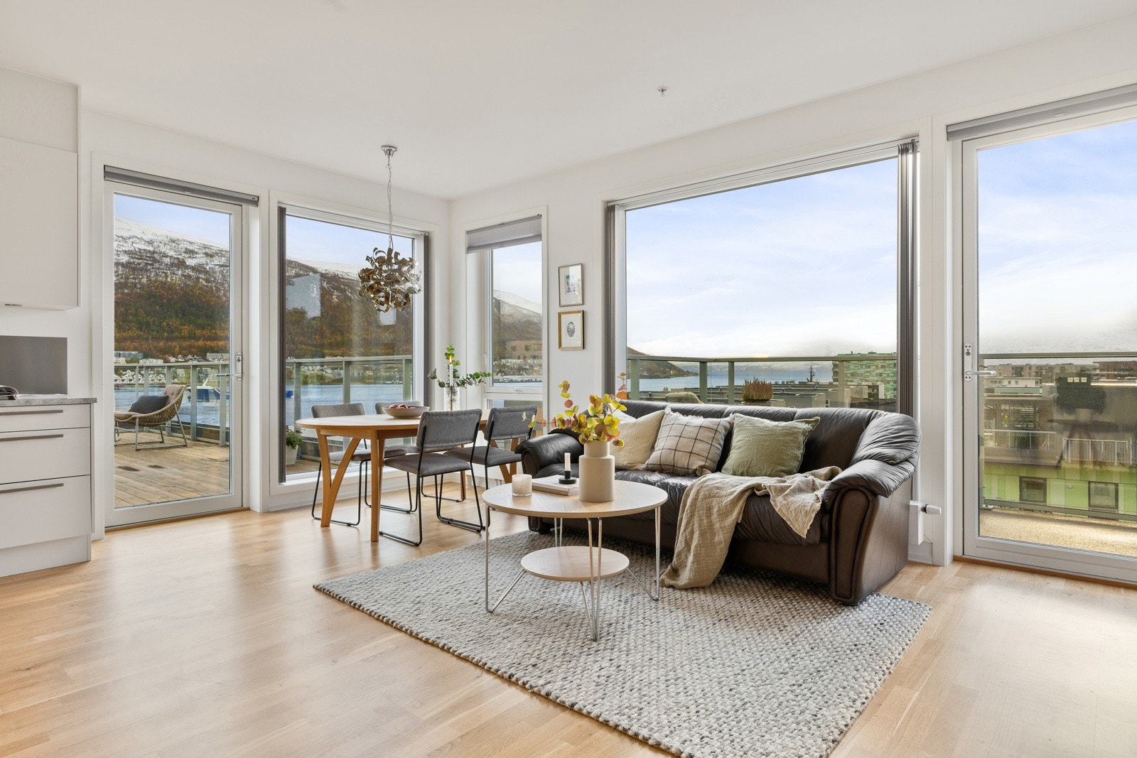 Moderne 3-roms i 6. etasje fra 2018 med fantastisk takterrasse, garasjeplass og sentrumsnær beliggenhet. Galleribilde