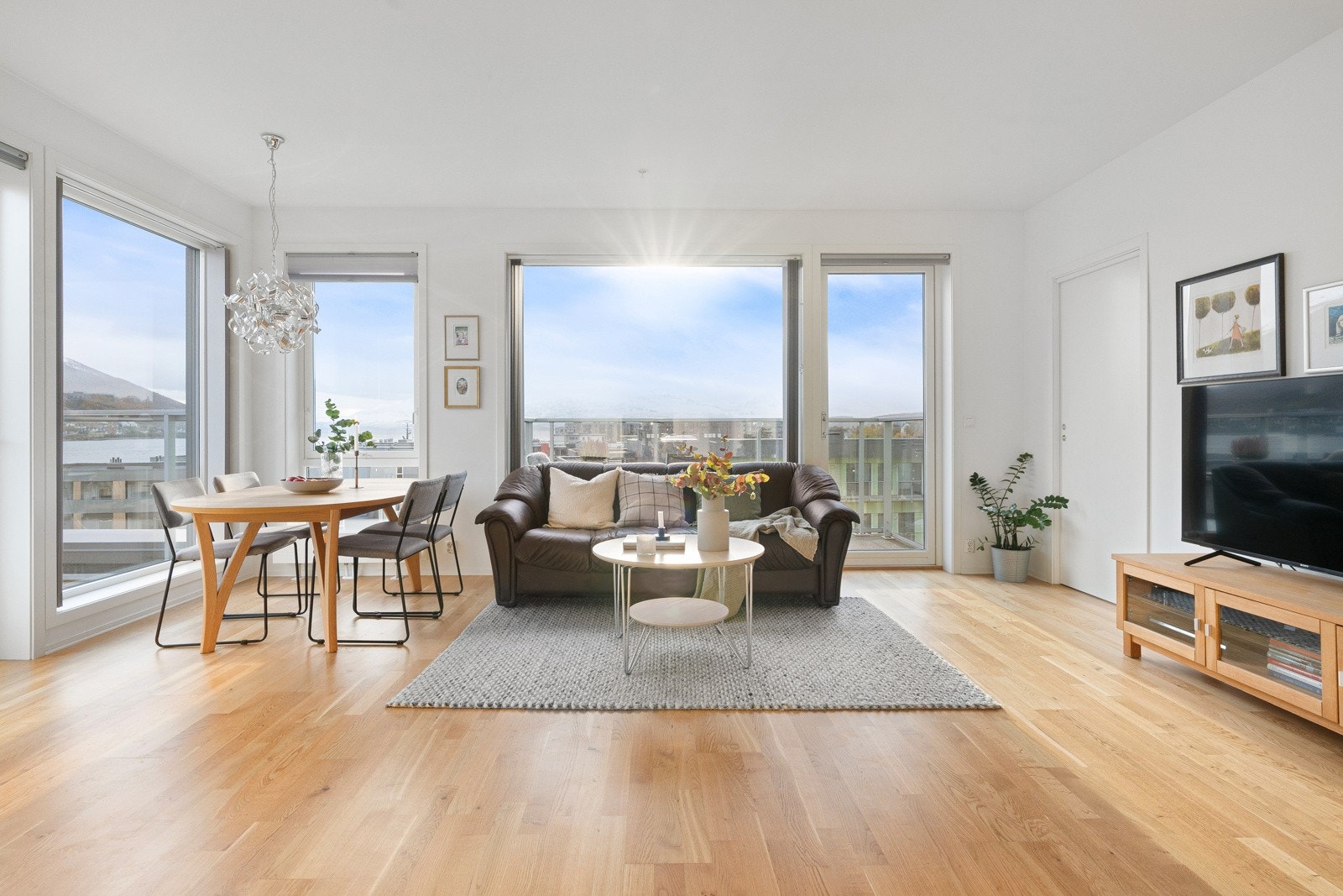 Stue/kjøkken framstår romslig med naturlige plasser for sittegrupper med TV og spisebord. Galleribilde