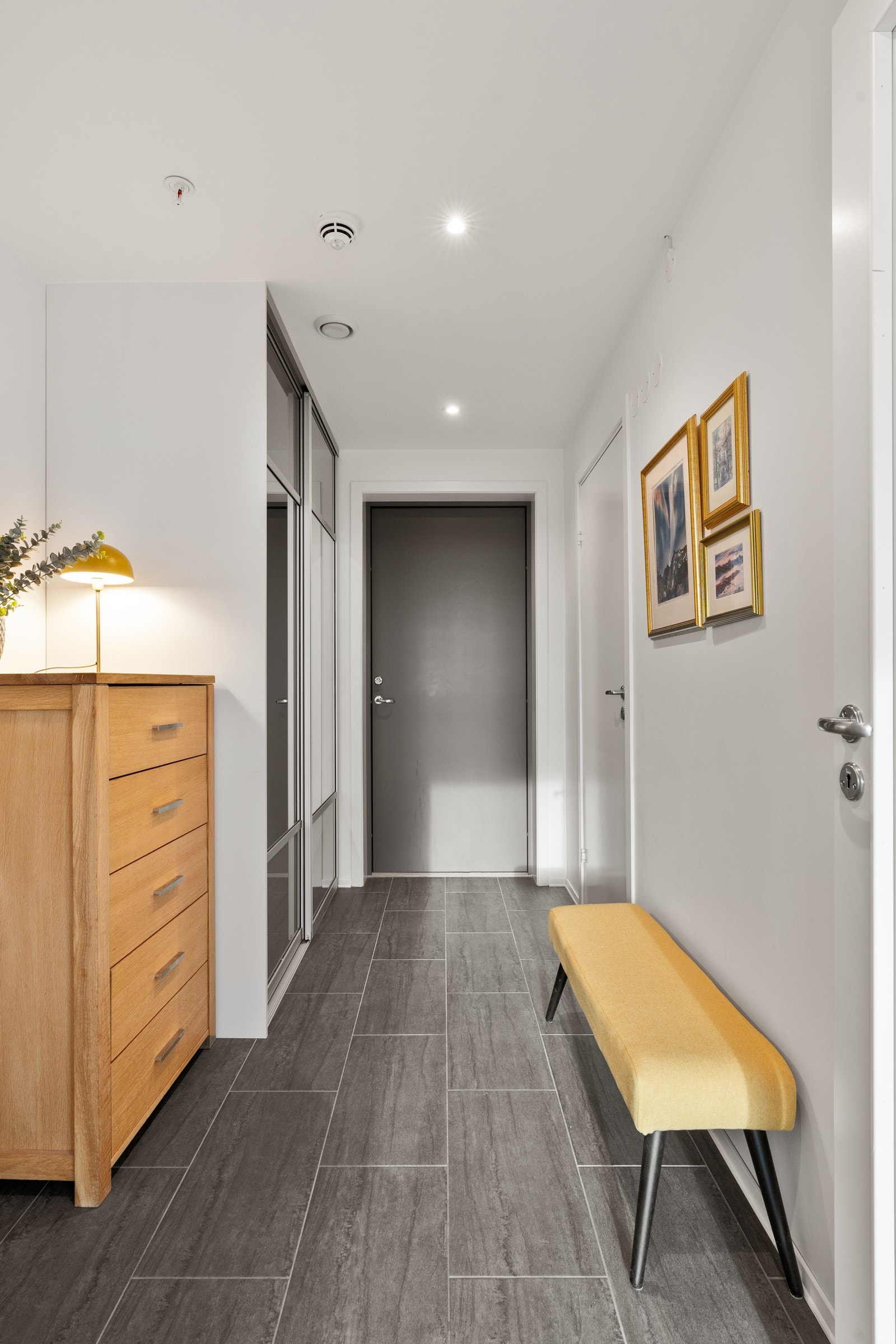 Velkommen inn! Entreen har varme i gulv og skyvedørsgarderobe med god oppbevaringsplass. Galleribilde