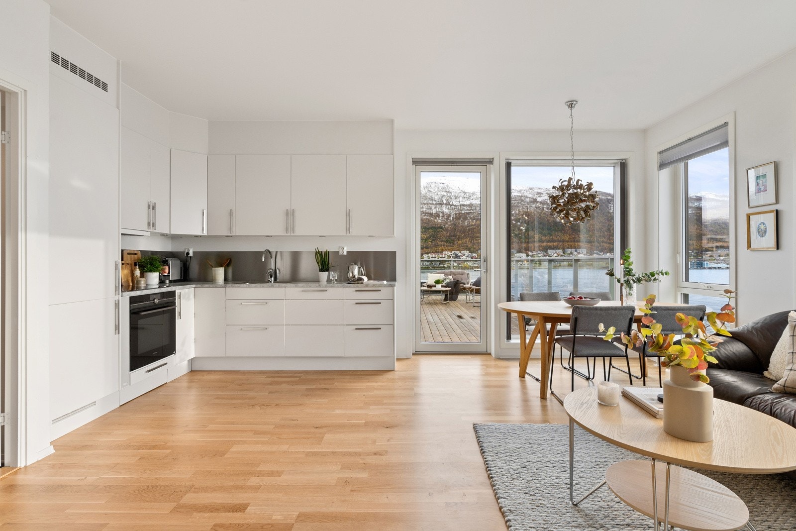 Delikat kjøkken fra Sigdal med rikelig skap- og benkeplass som gir god oppbevaringsplass og praktiske arbeidsflater. Galleribilde