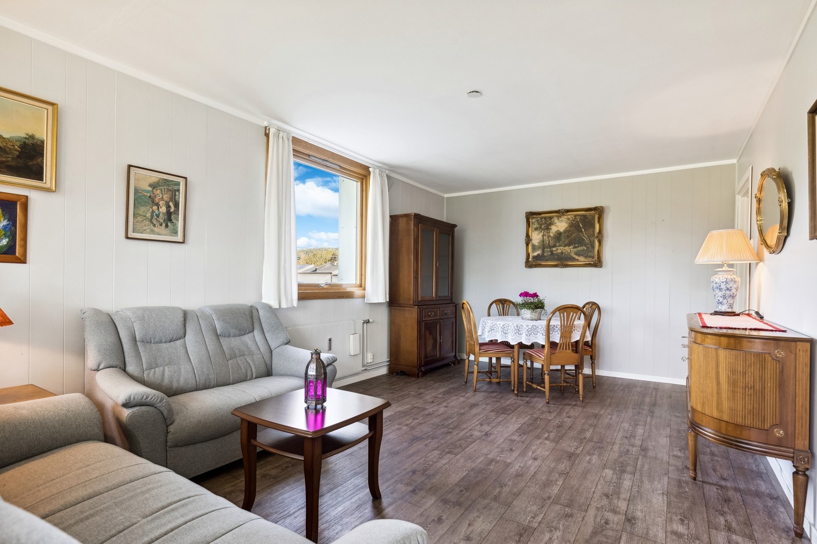 Stue har god plass til sofagruppe og spisebord Galleribilde