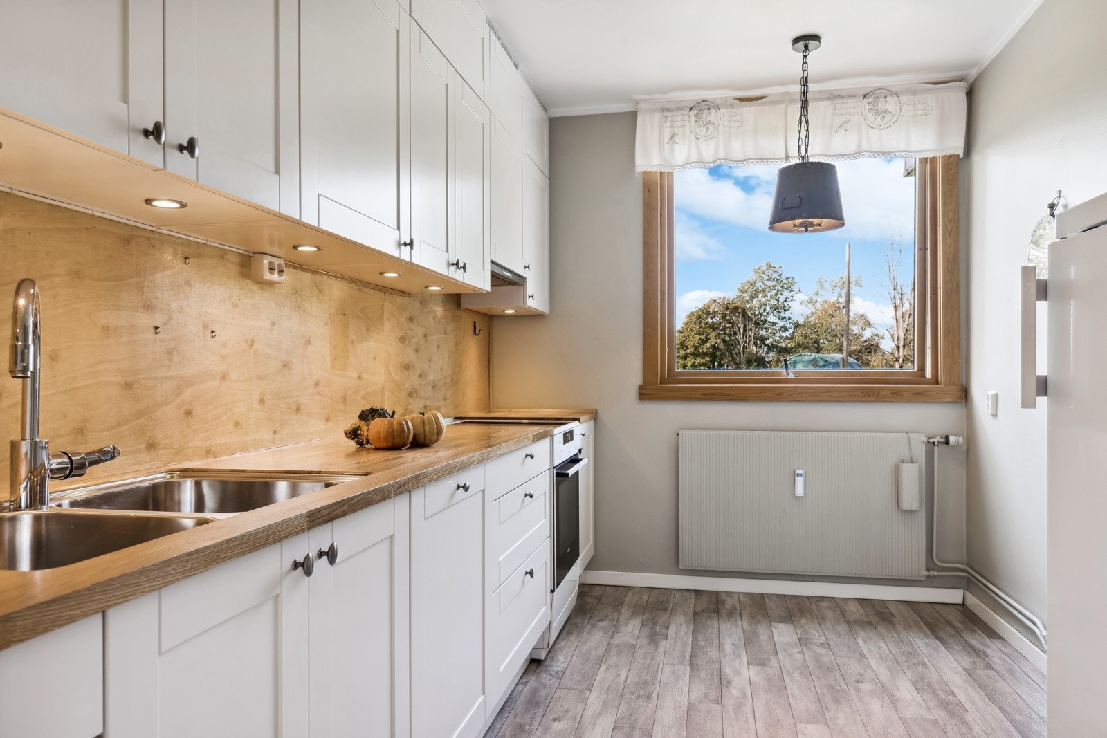 Kjøkken - godt med skap- og benkplass Galleribilde