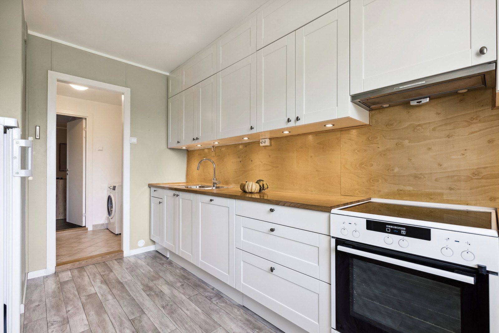 Kjøkken fra HTH med hvite profilerte fronter Galleribilde