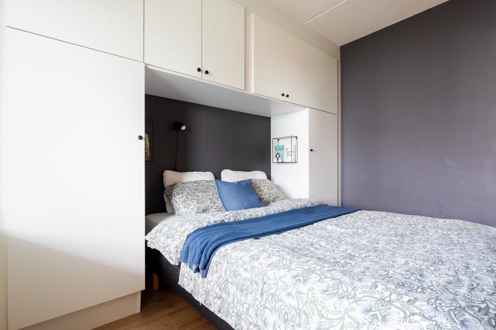 Rommet er malt i lune fargevalg. Galleribilde