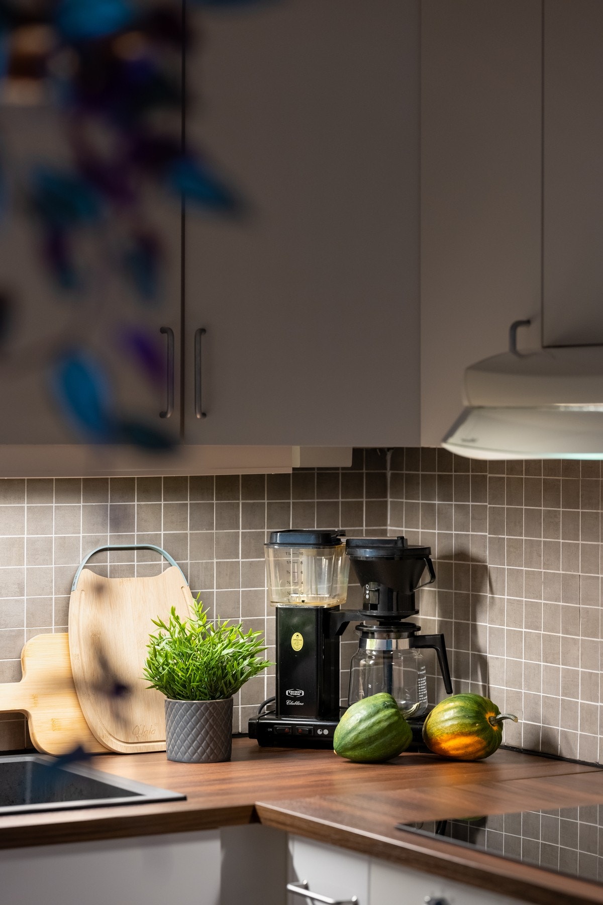 Videre er kjøkkenet utstyrt med flisfelt over benk og det er montert belysning samt stikkontakter under overskap. Galleribilde