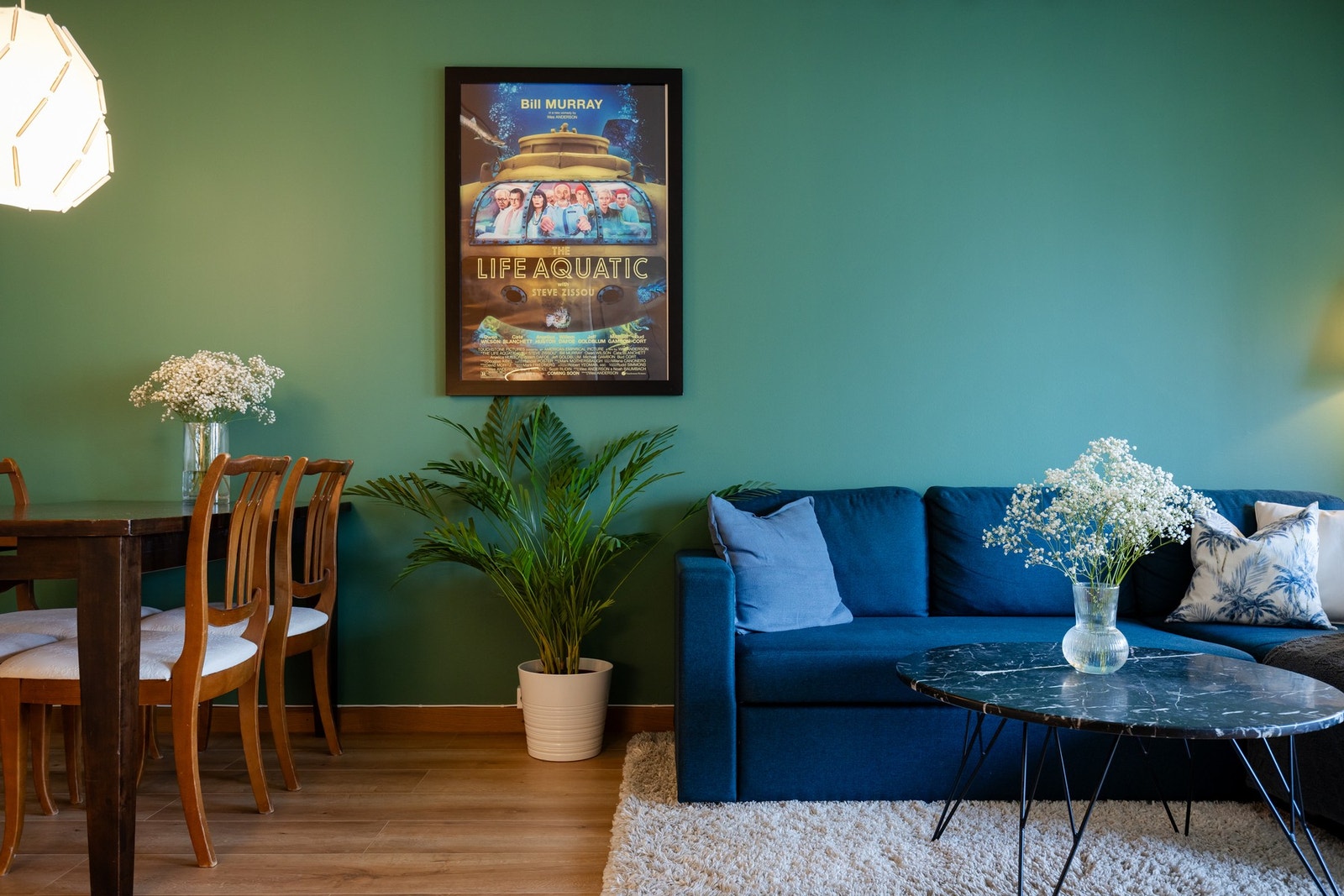 Boligens oppholdsrom er av god størrelse og har plass til sofagruppe med tilhørende møblement. Galleribilde