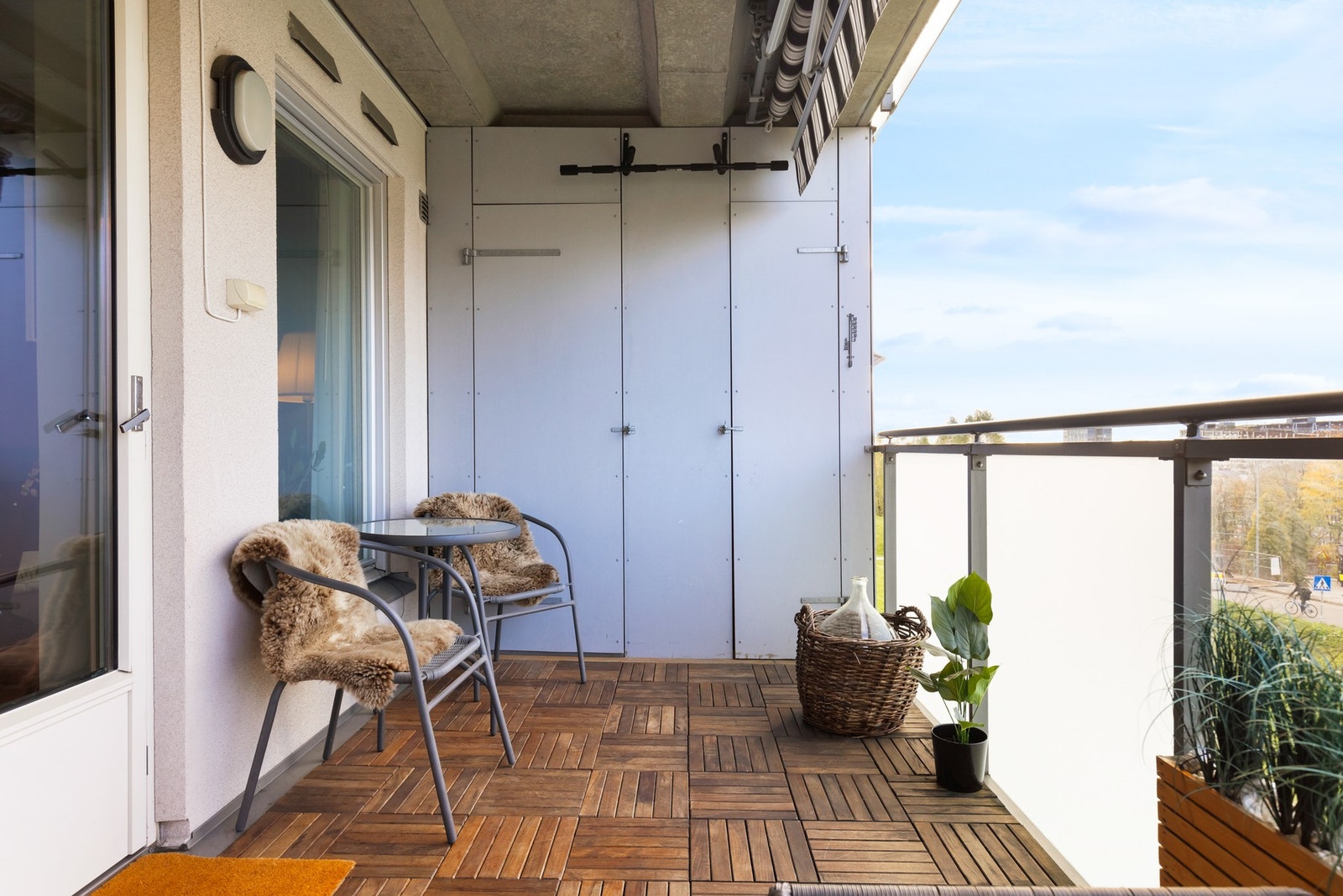 Uteplassen har godt med plass for sittegruppe, grill og beplantning. Det er også bod i tilknytning til balkongen. Galleribilde