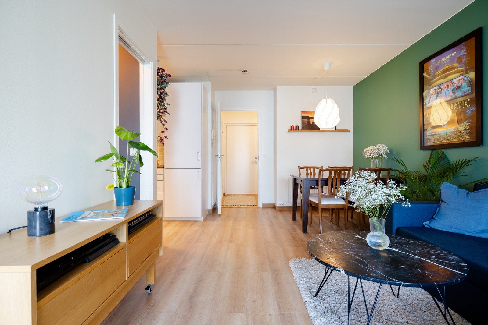 Stue og kjøkken er i åpen løsning, noe som gir et luftig og sosialt allrom. Galleribilde