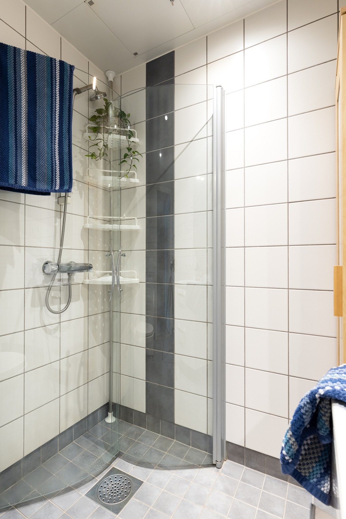 Dusjhjørne med svingbare dører frigjør plass på baderomsgulvet. Galleribilde