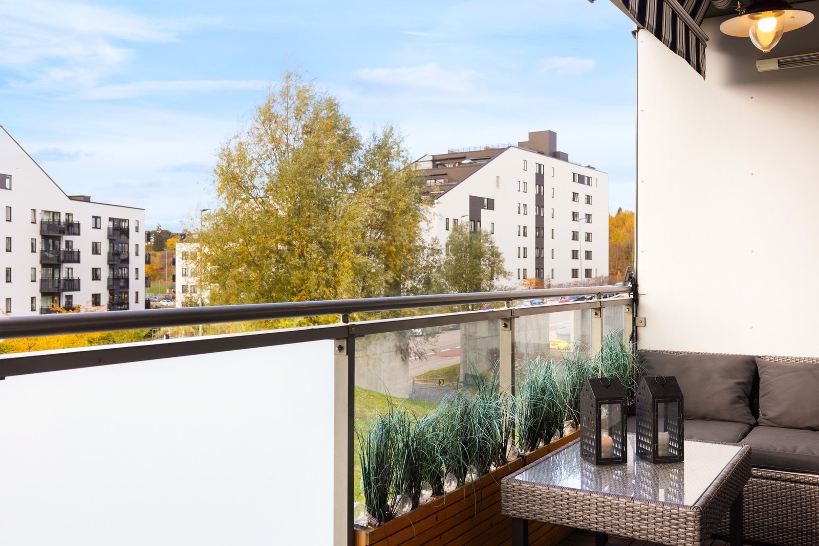 Fra stuen er det utgang til boligens balkong på 10 kvm. Galleribilde