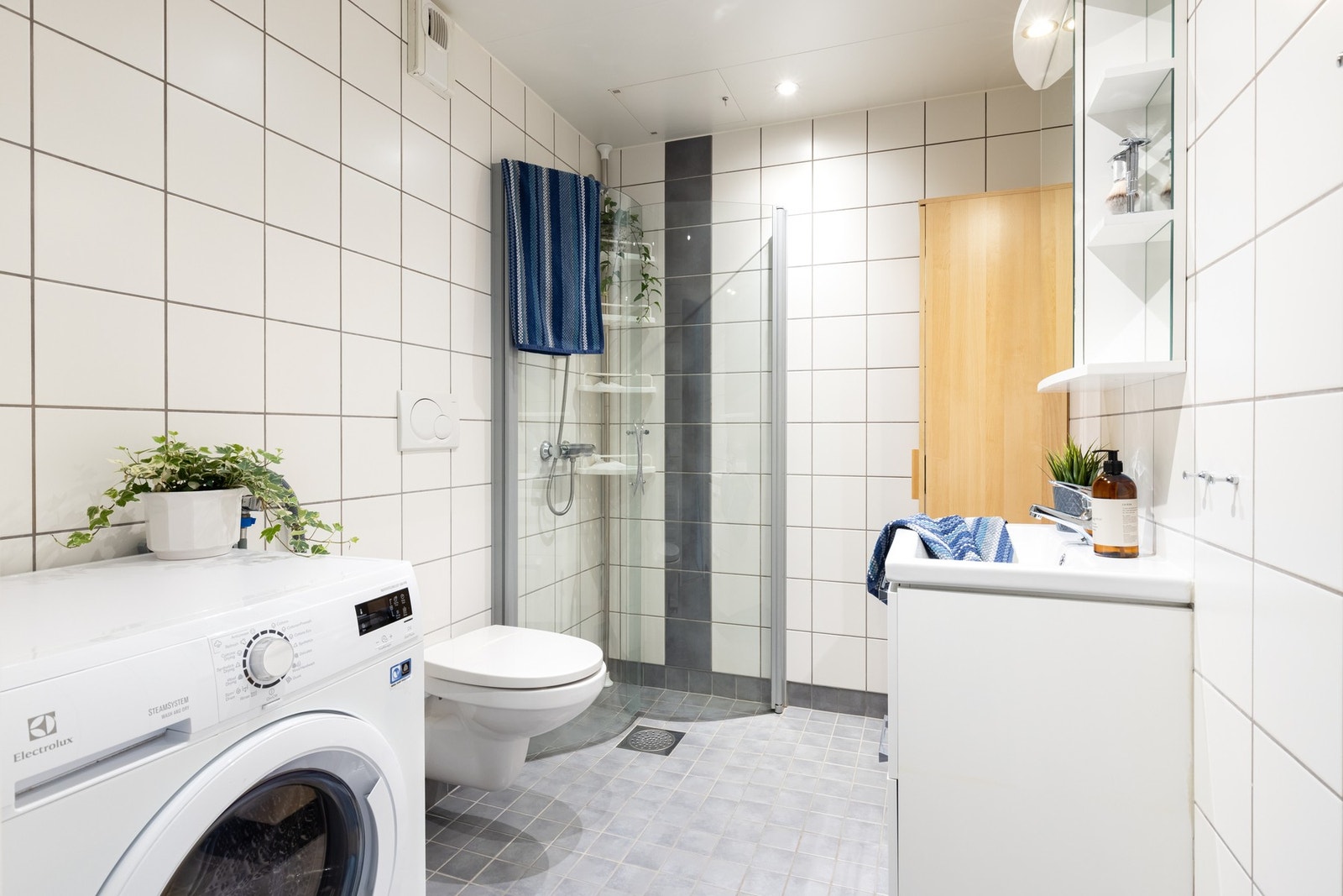 Lyst, flislagt baderom med varme i gulv og downlights i himling. Opplegg for vaskemaskin. Galleribilde