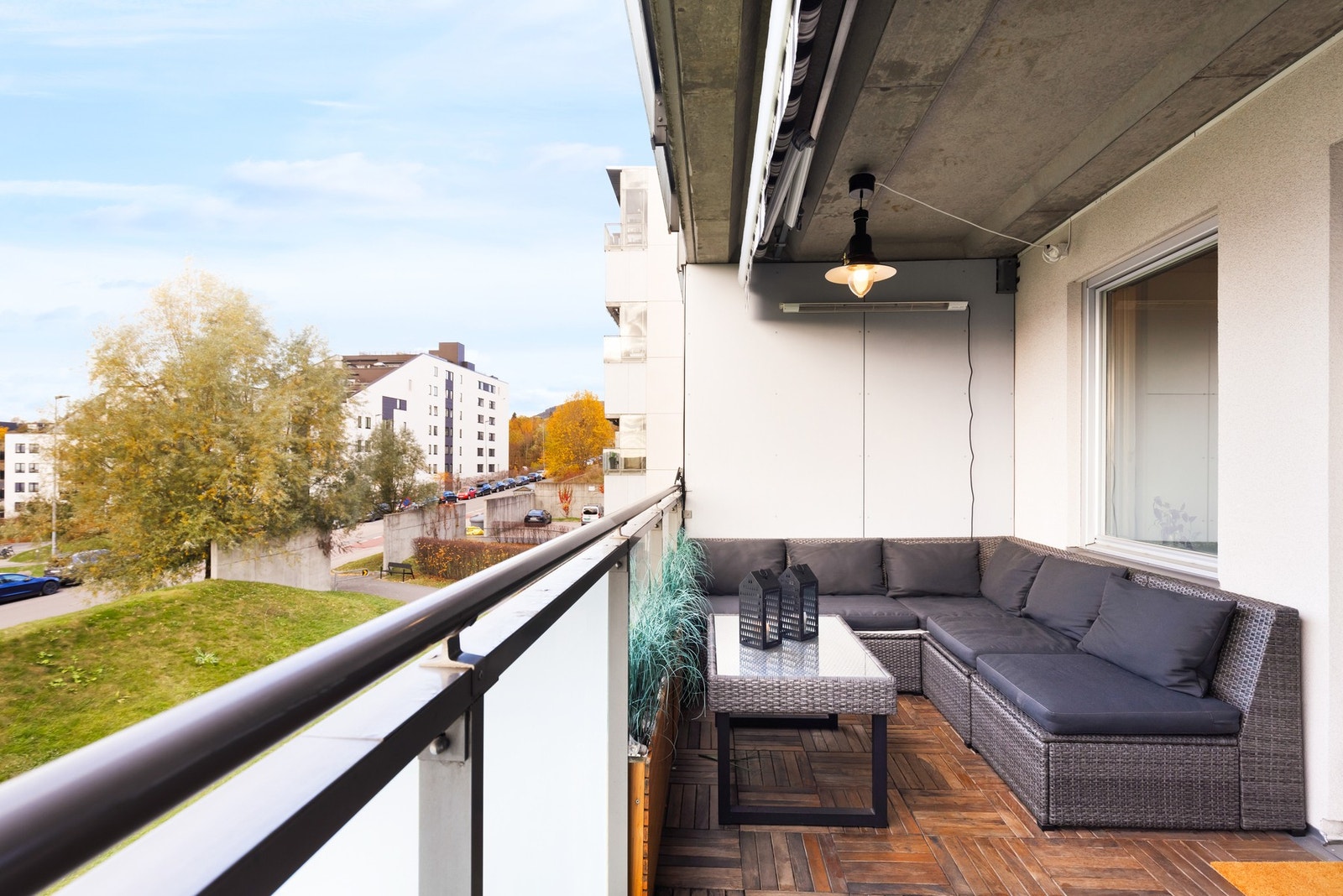 Balkongen er vestvendt og gir med det gode solforhold på sommeren med sol fra dagen til utover kvelden. Galleribilde